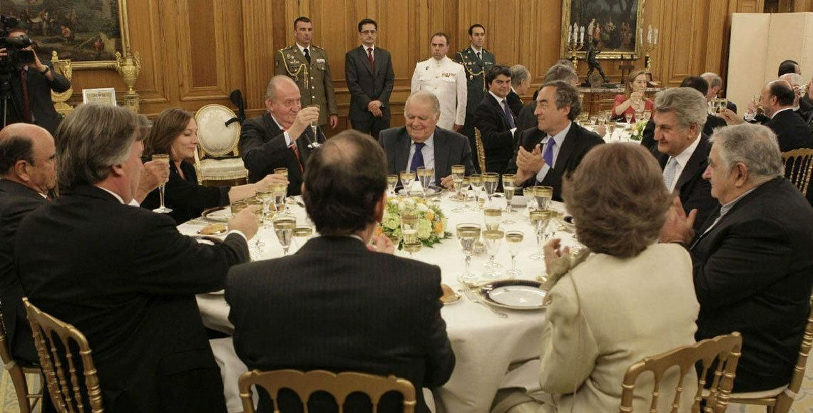 El Rey Juan Carlos I durante la cena de homenaje al ex presidente Múgica.