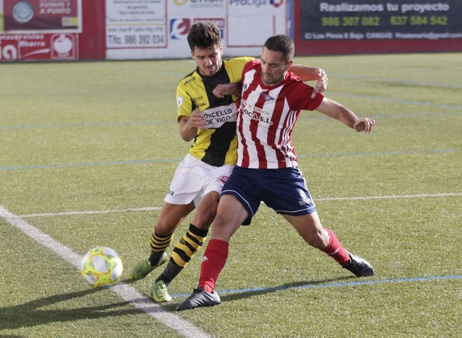 Pablo García le arrebata un balón a Álex Rey esta temporada.