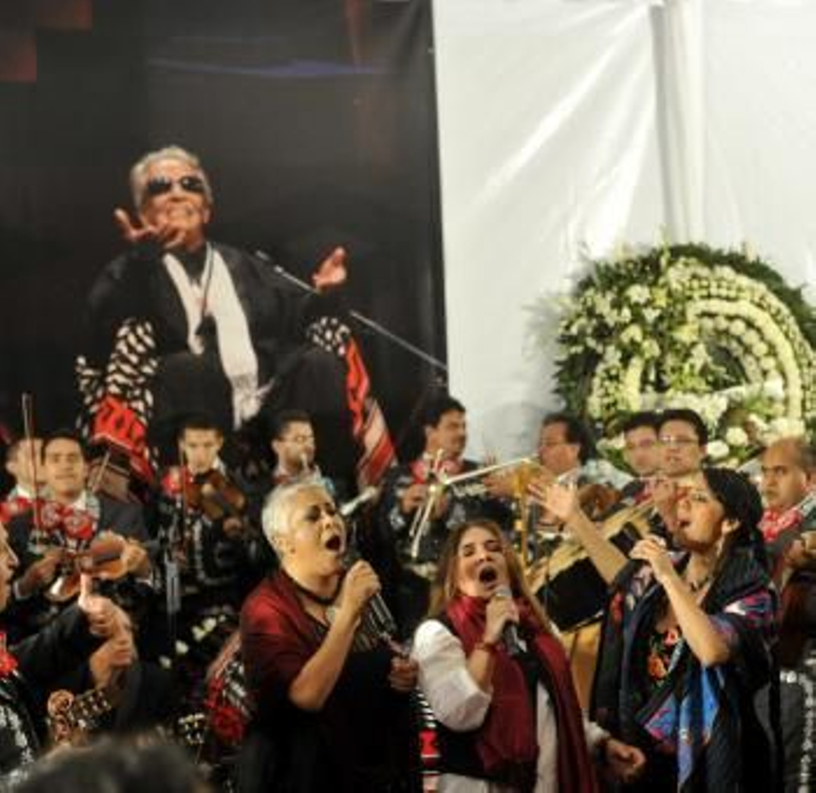 Los mariachis acompañan a Chavela en su adiós a México