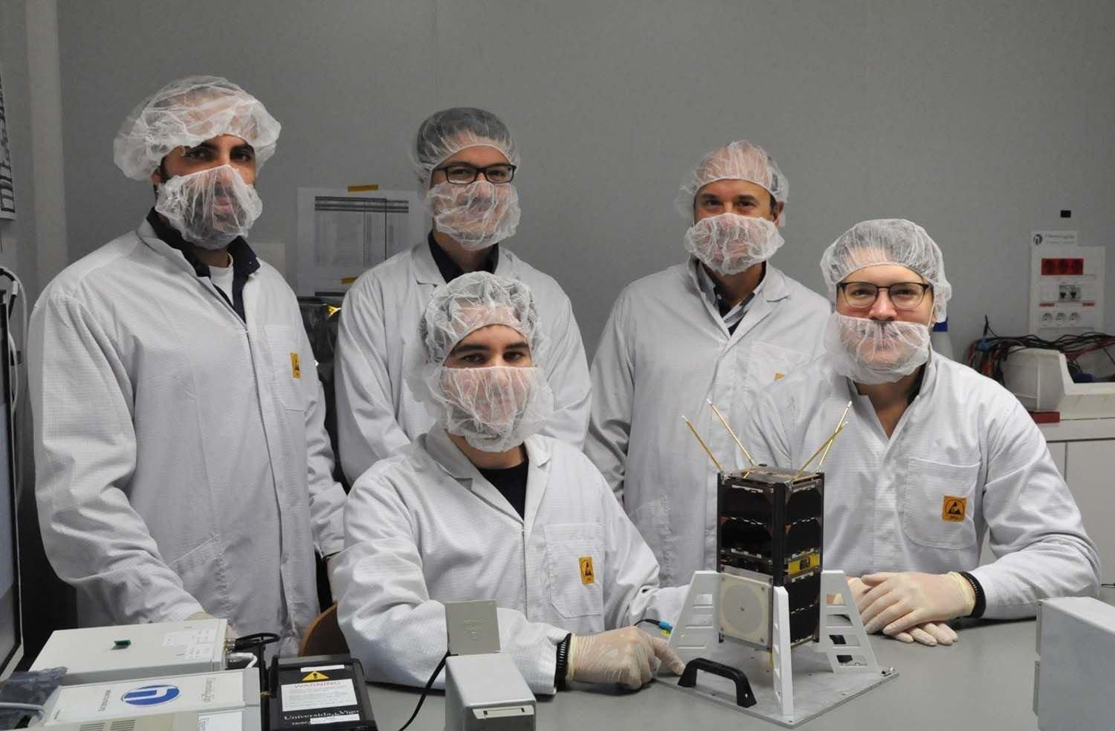 Parte del equipo que trabajó en el satélite.