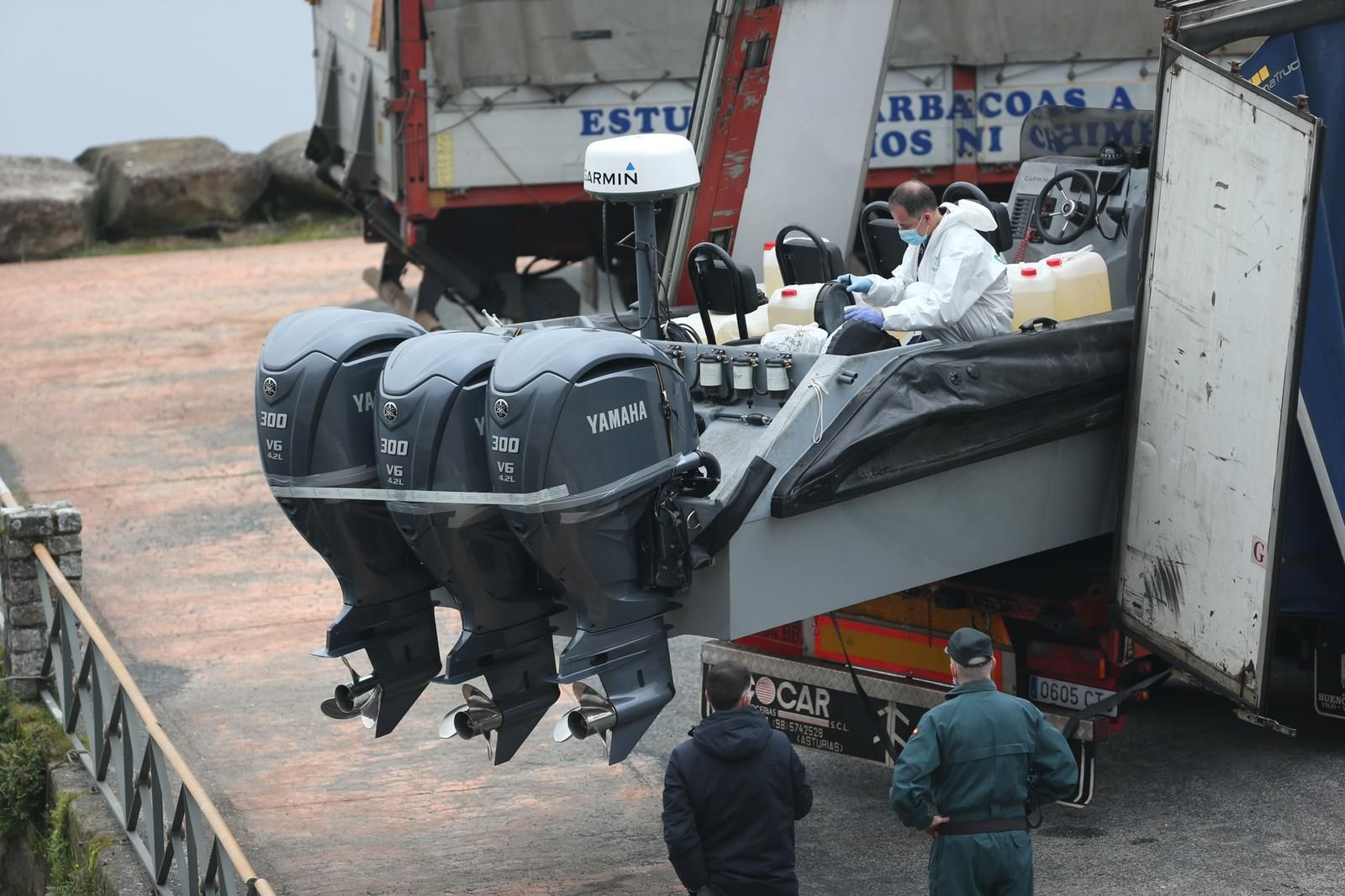 Las imágenes de la embarcación requisada a los dos detenidos. // Alberte