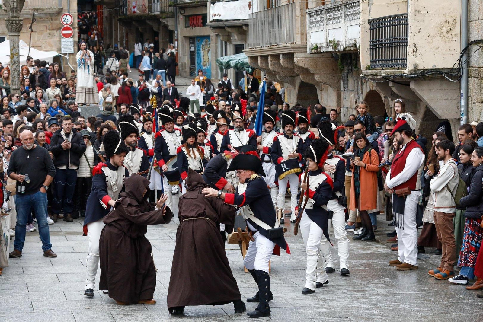 Asalto ao carro na praza do Berbes // Foto J. Santome