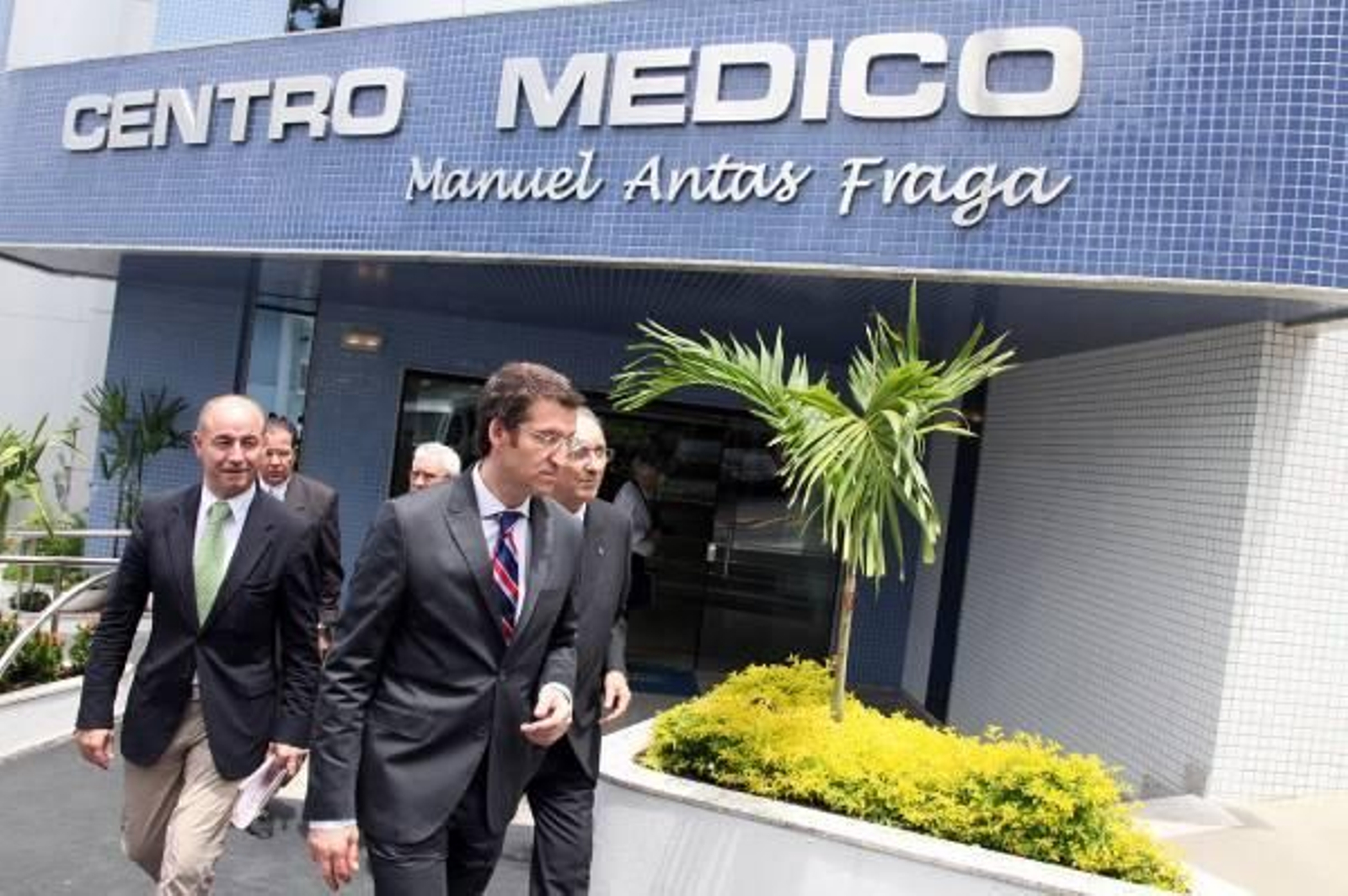 Alberto Núñez visita un centro médico de la colonia gallega en Brasil.