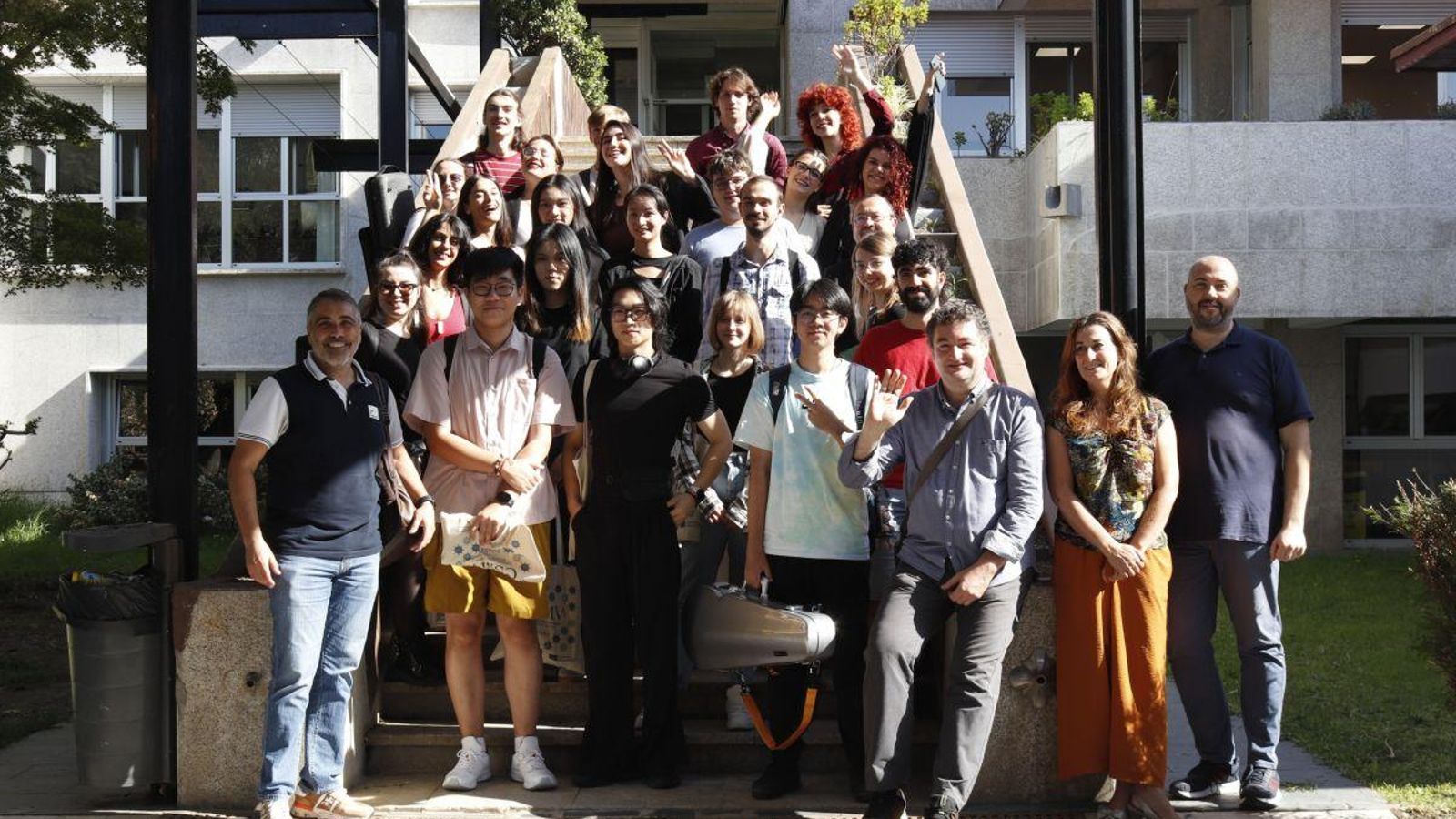 Los 23 estudiantes extranjeros del conservatorio, en la presentación con la directiva del centro.