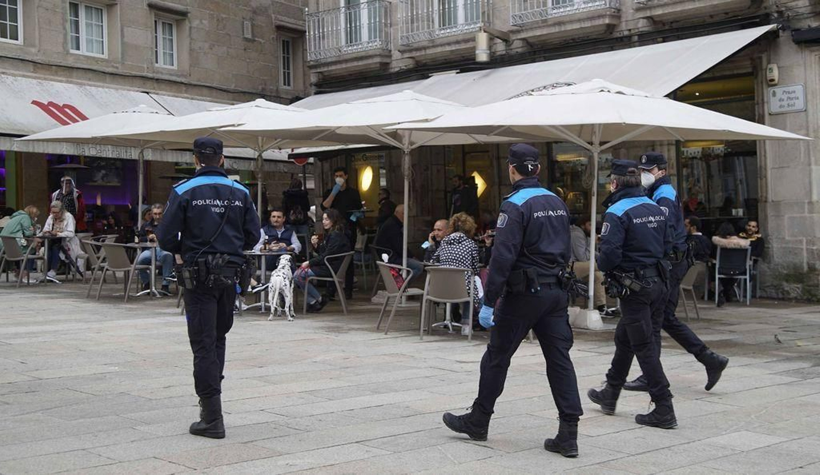 Agentes de la Policía Local de Vigo durante la inspección de las zonas de terrazas