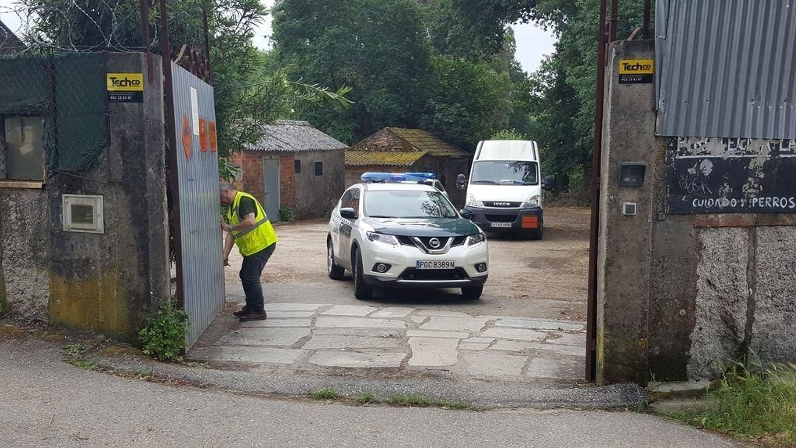 La Guardia Civil saliendo de la pirotecnia La Gallega durante la mañana de ayer.