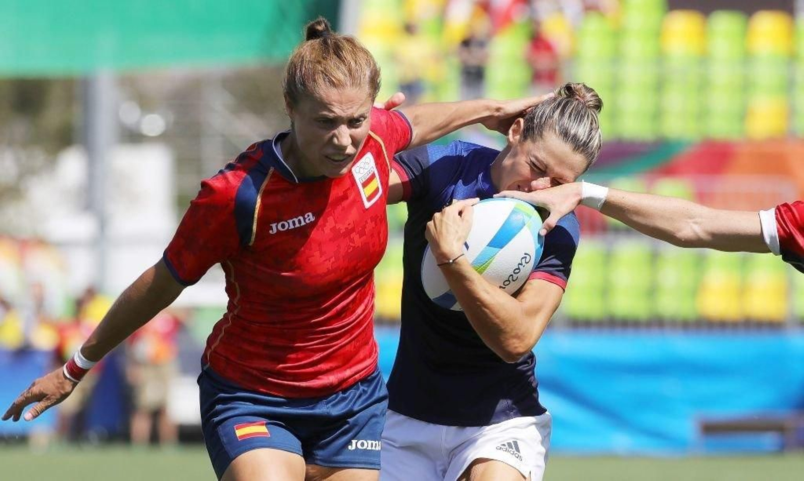 Vanesa Rial trata de parar a una jugadora francesa en el partido de ayer.