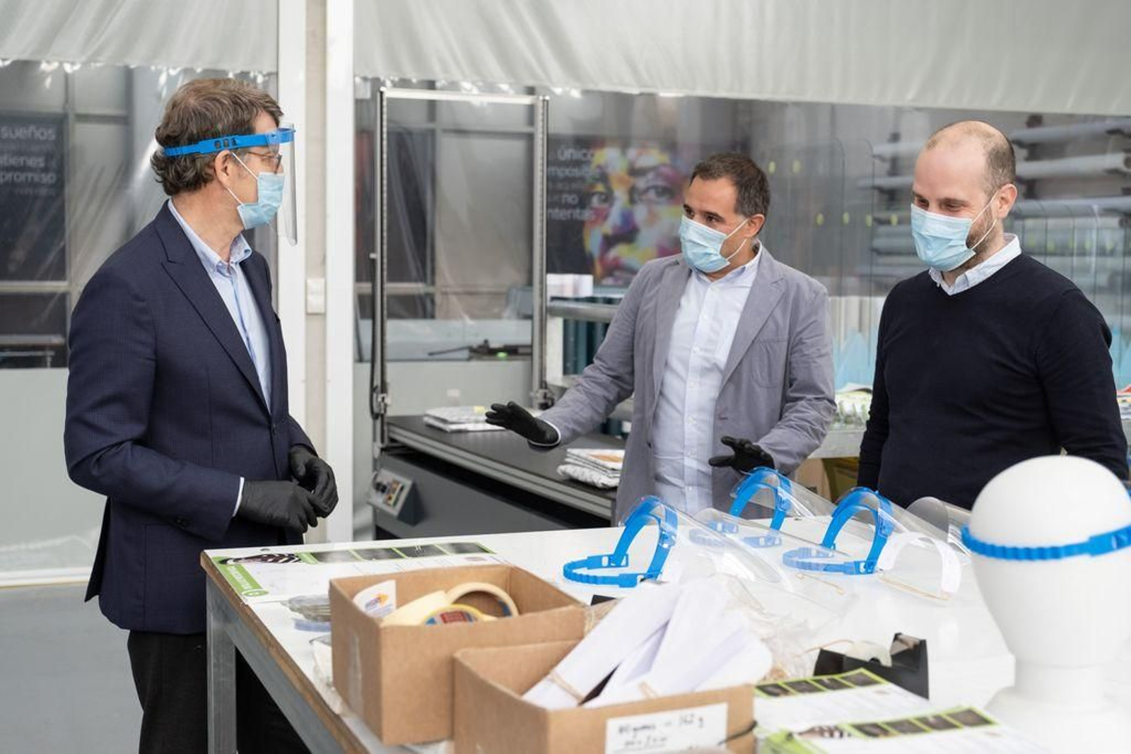 Feijóo, durante la visita que realizó a la empresa de Silleda.