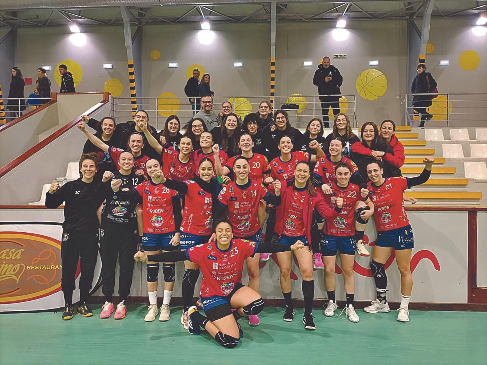 El conjunto louriñés celebró el triunfo con su filial, que esta mañana se mide al Siero, a 20 kilómetros.