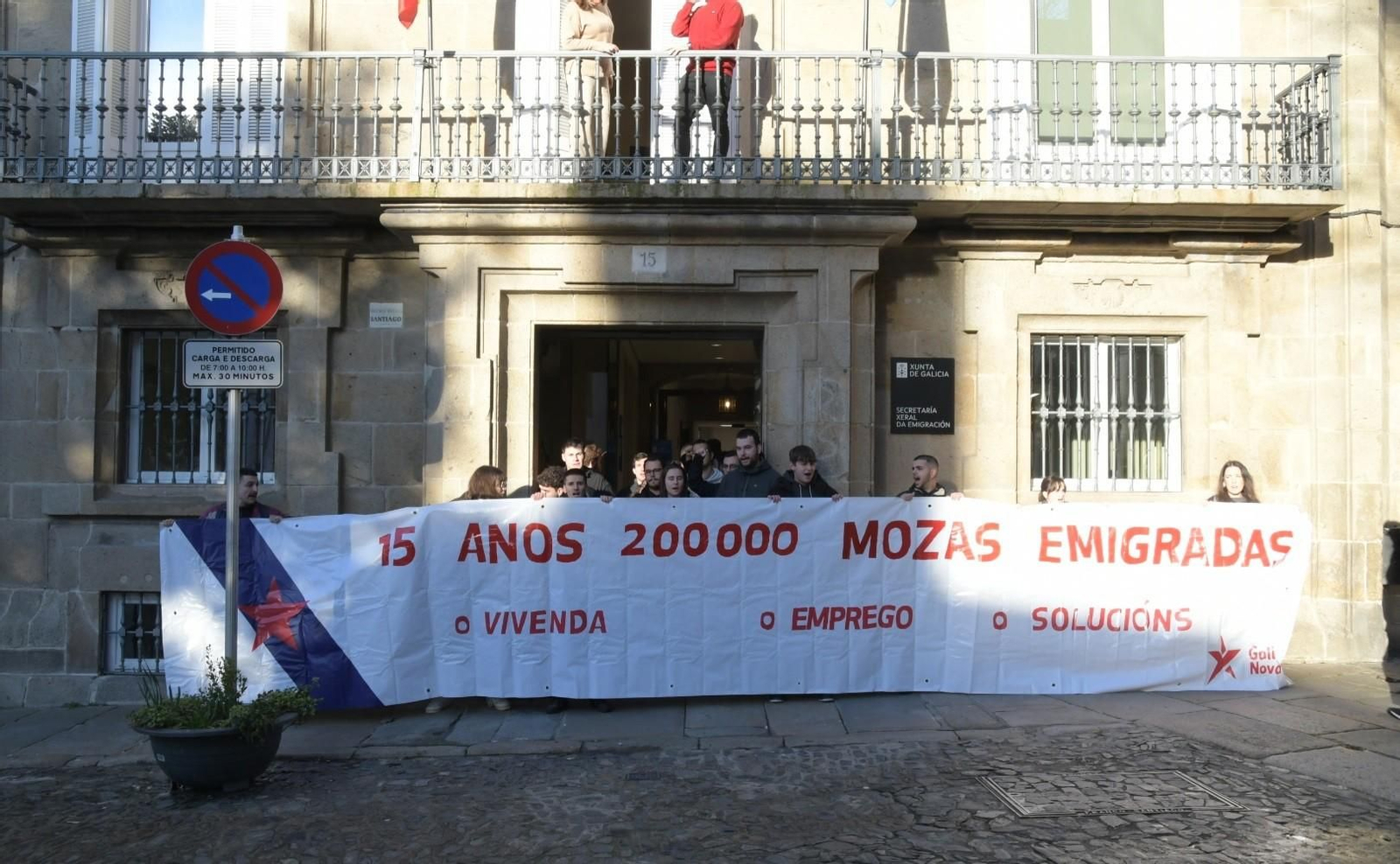 Militantes de la organización juvenil del BNG, Galiza Nova, han protagonizado una protesta en el interior de la Secretaría Xeral da Emigración, en Santiago de Compostela.