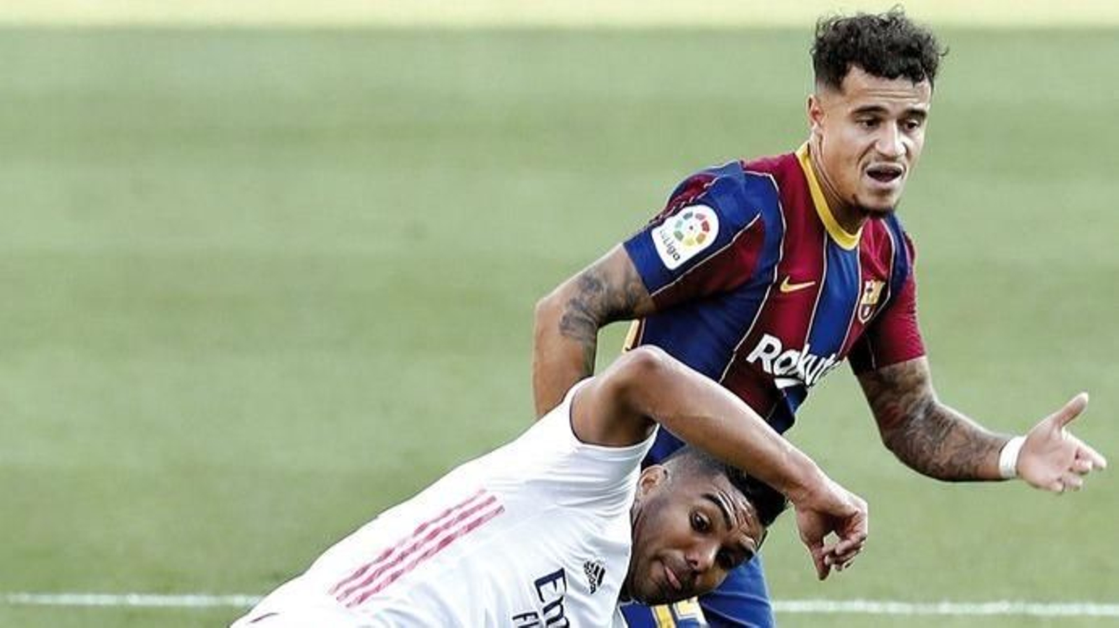 Coutinho disputa un balón con Casemiro en el último clásico.