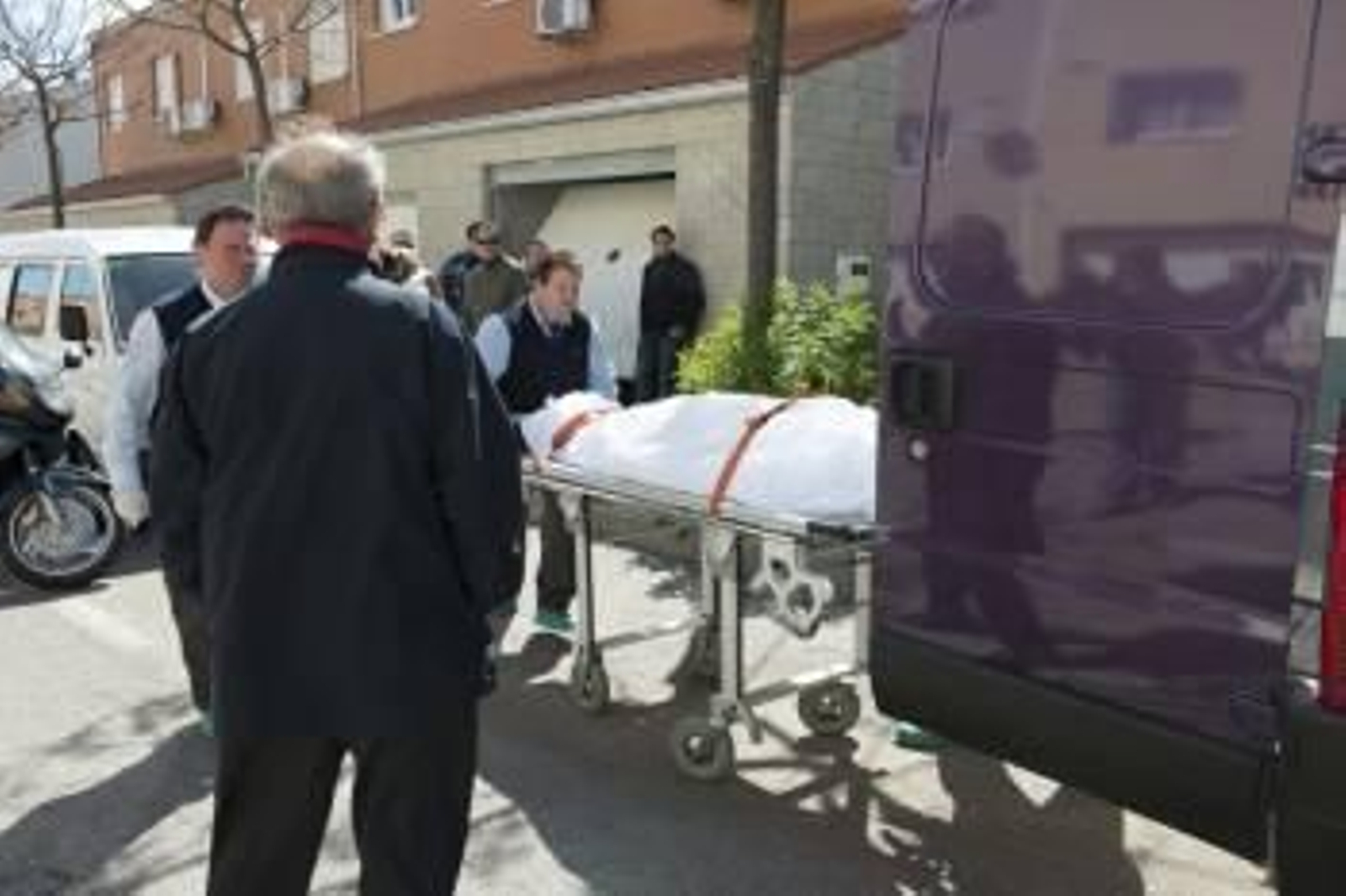 Operarios de una funeraria retiran los cuerpos sin vida del matrimonio. (Foto: E. MARTINENA)