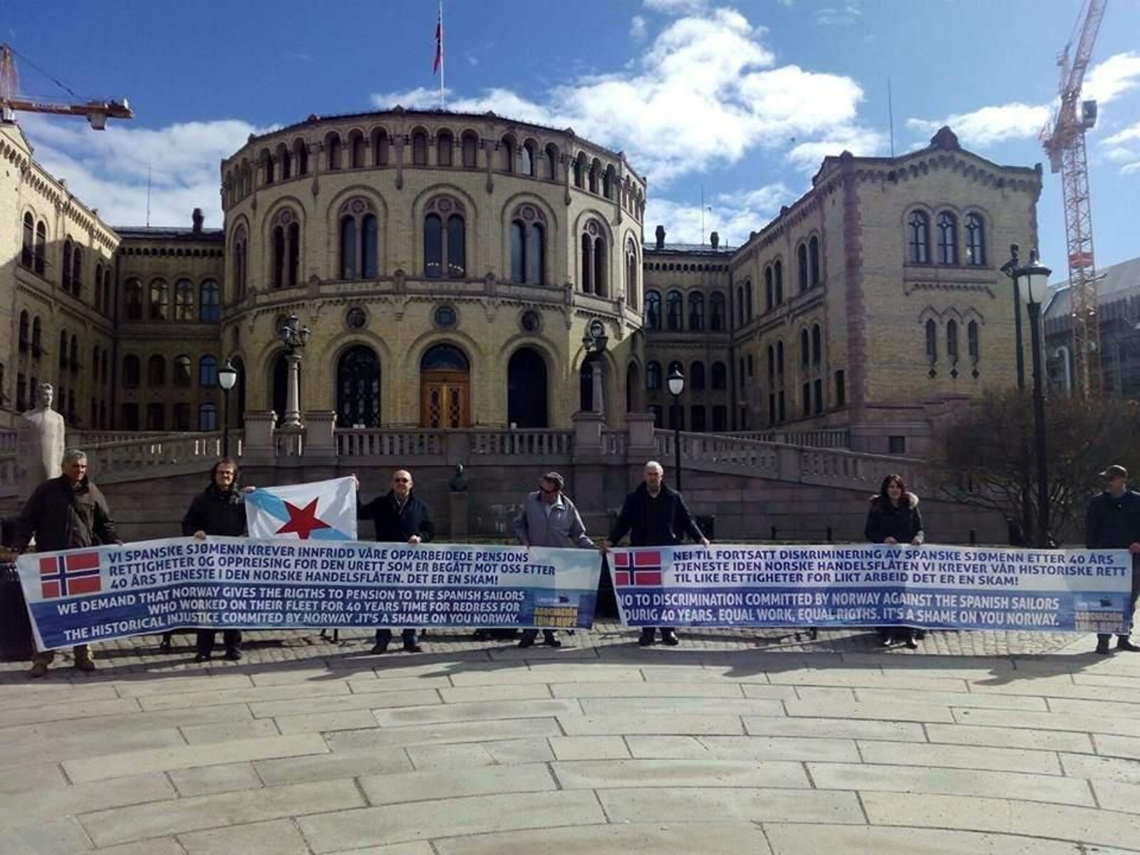 Los exmarineros españoles, esta semana ante el Parlamento de Noruega, en Oslo.