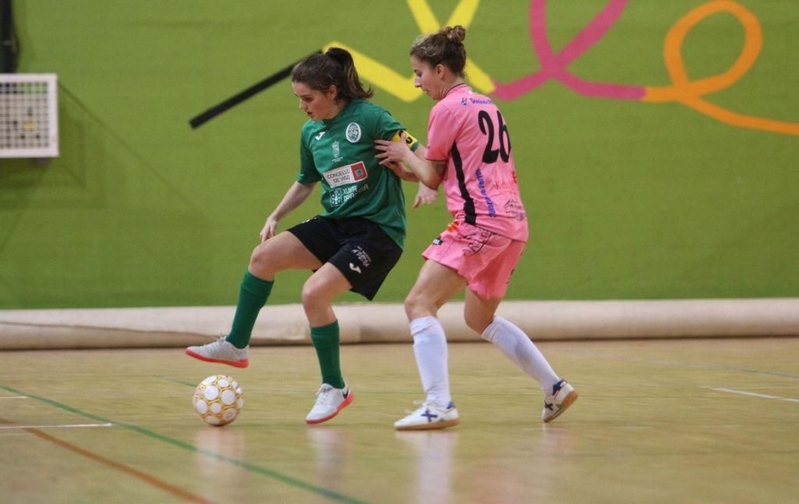 María protege un balón ante el acecho de la visitante Elvi.