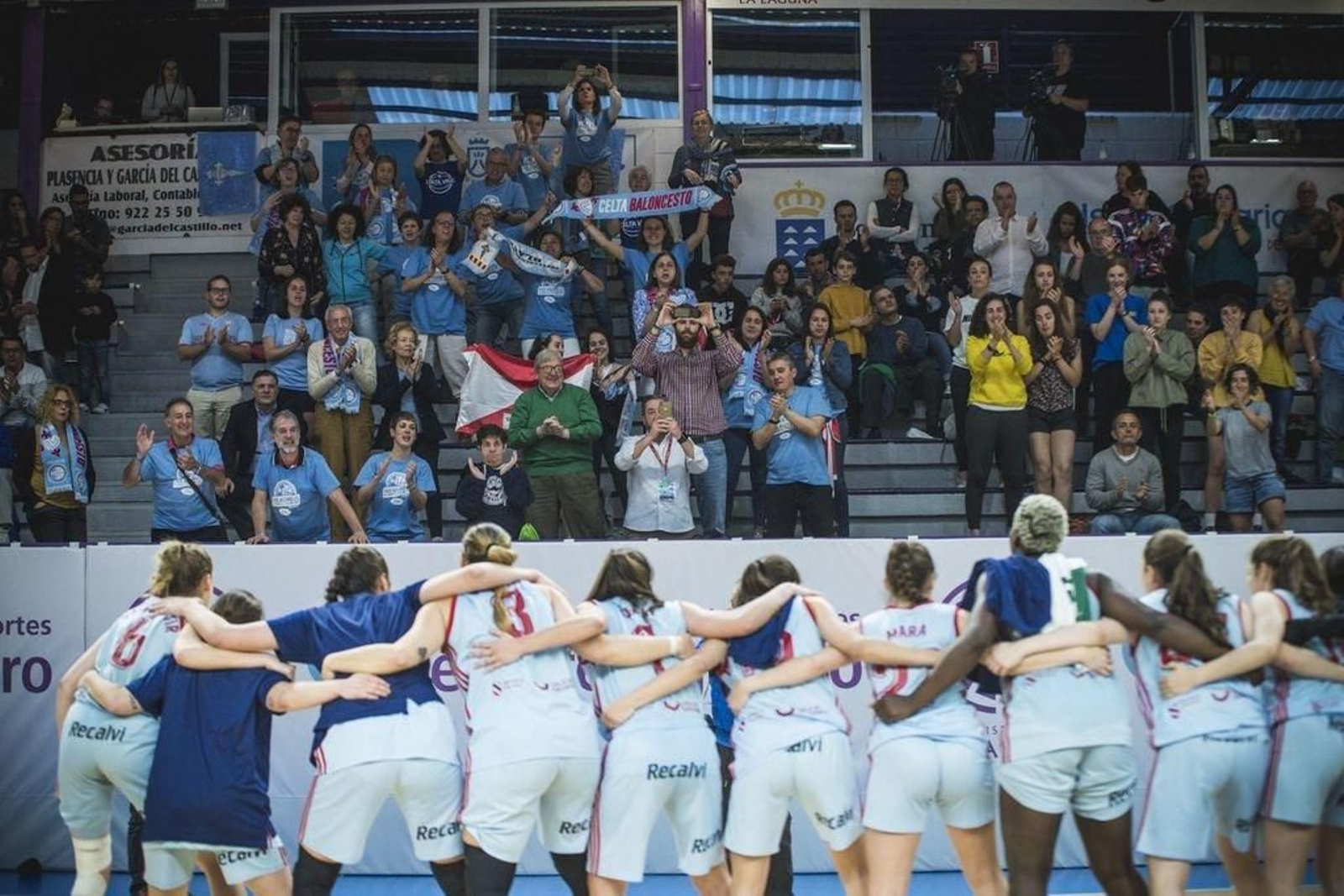 Las jugadoras del Celta Zorka cantaron la 'Rianxeira' ante los aficionados que se desplazaron desde Vigo para seguir la fase de ascenso.