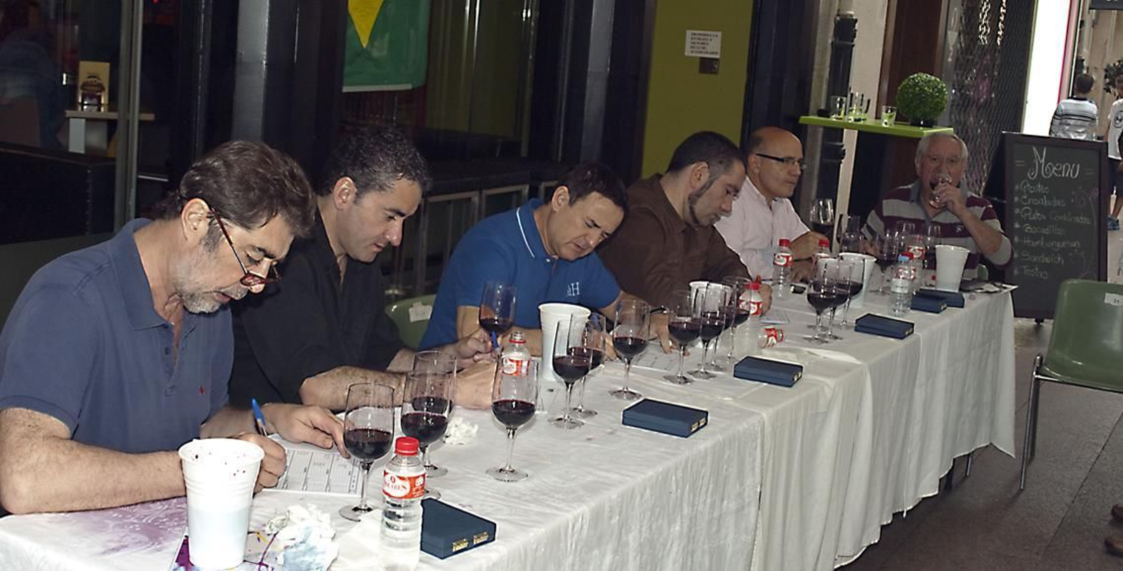 Jurado de la cata de vinos gallegos en el Día de Galicia en Euskadi, 2014.