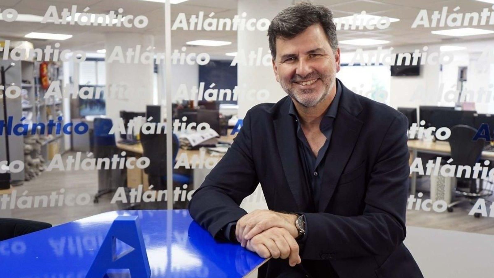 Nicolás González Casares no set de TV de Atlántico.