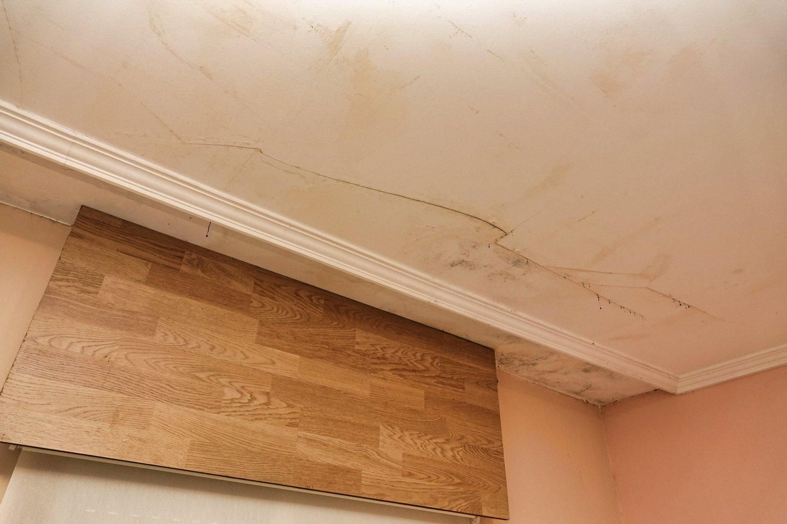 Las goteras en la vivienda de la calle Aragón.