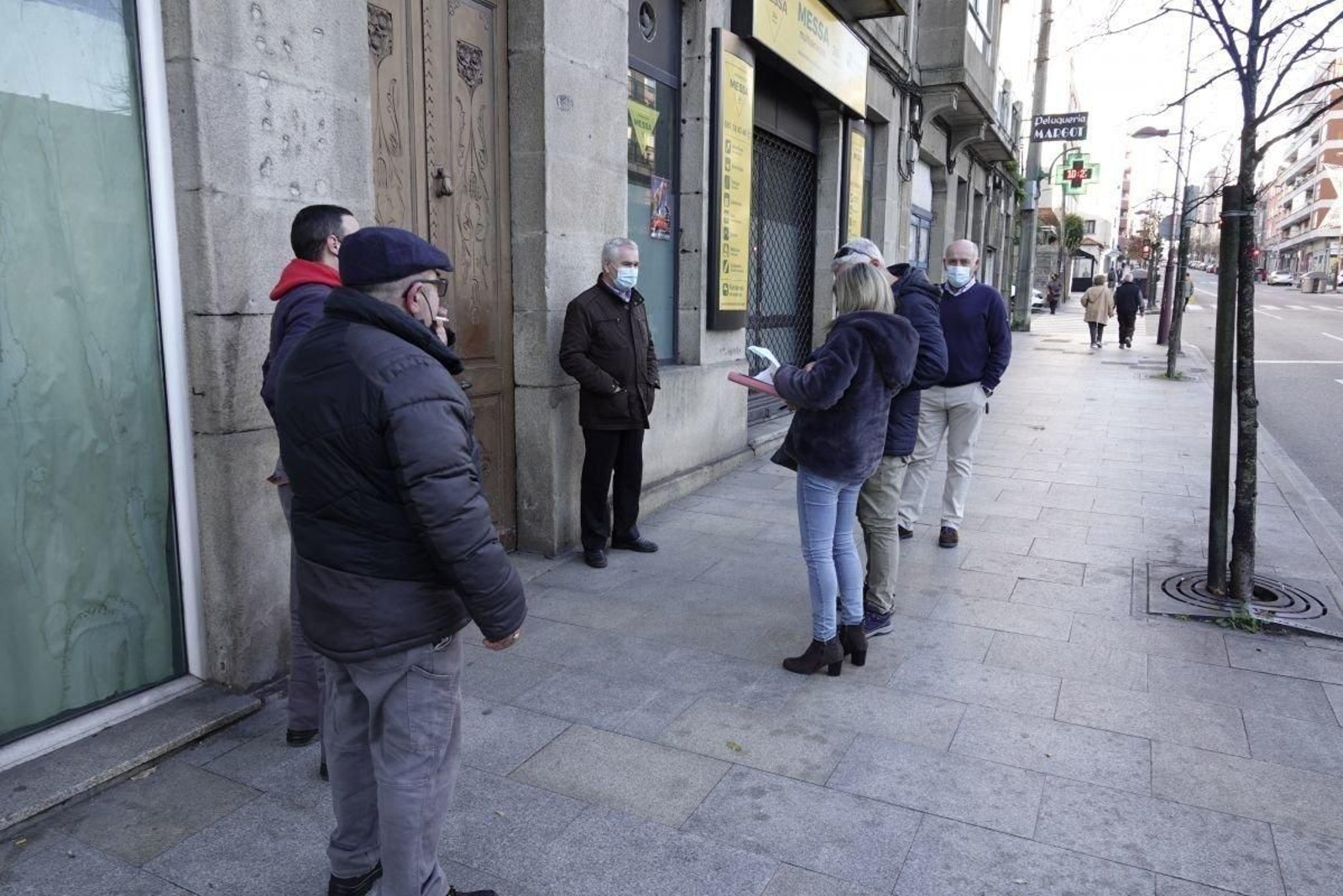 Funcionarios del juzgado en un desahucio en Vigo tras la pandemia.