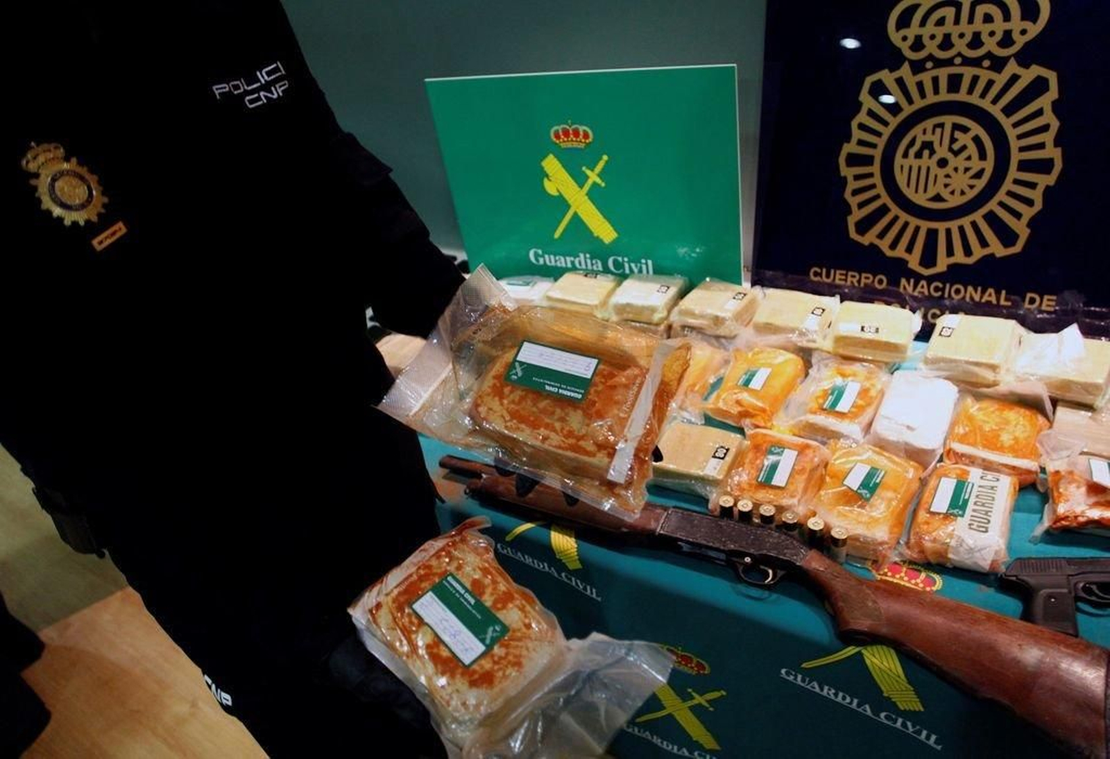 Parte de las droga y efectos incautados en la operación.