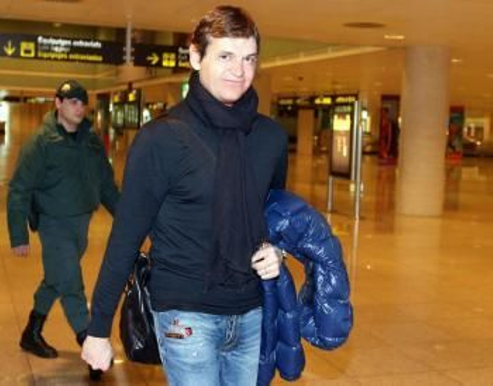 otografía facilitada por el FC Barcelona de su entrenador, Francesc 'Tito' Vilanova, a su llegada hoy al aeropuerto de la capital catalana.