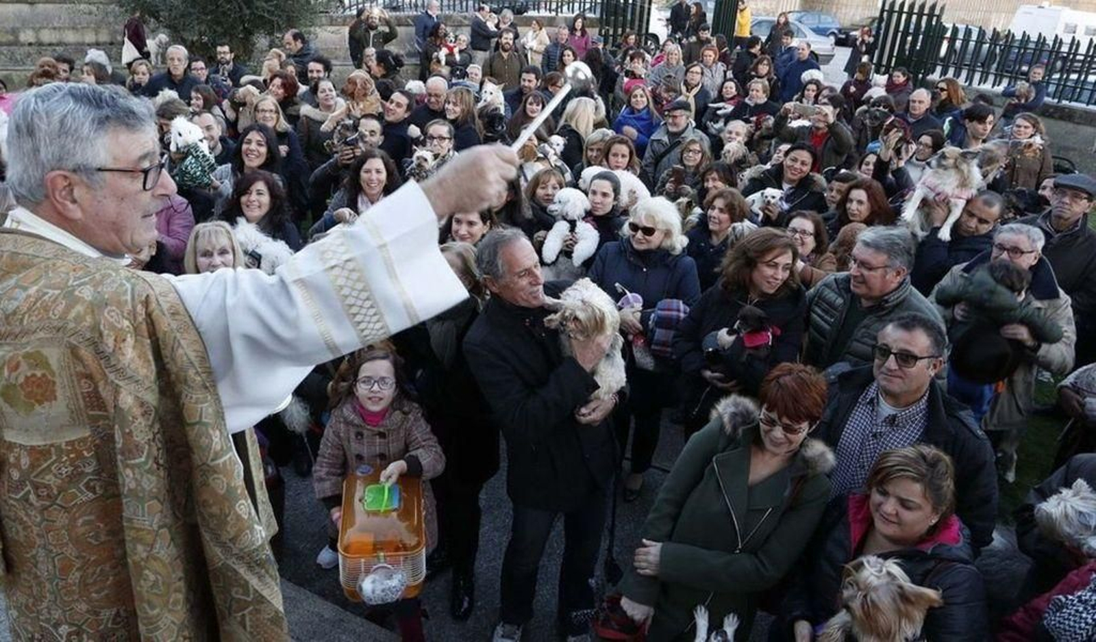 Alberto Cuevas, párroco de la Soledad, en una ceremonia de bendición.