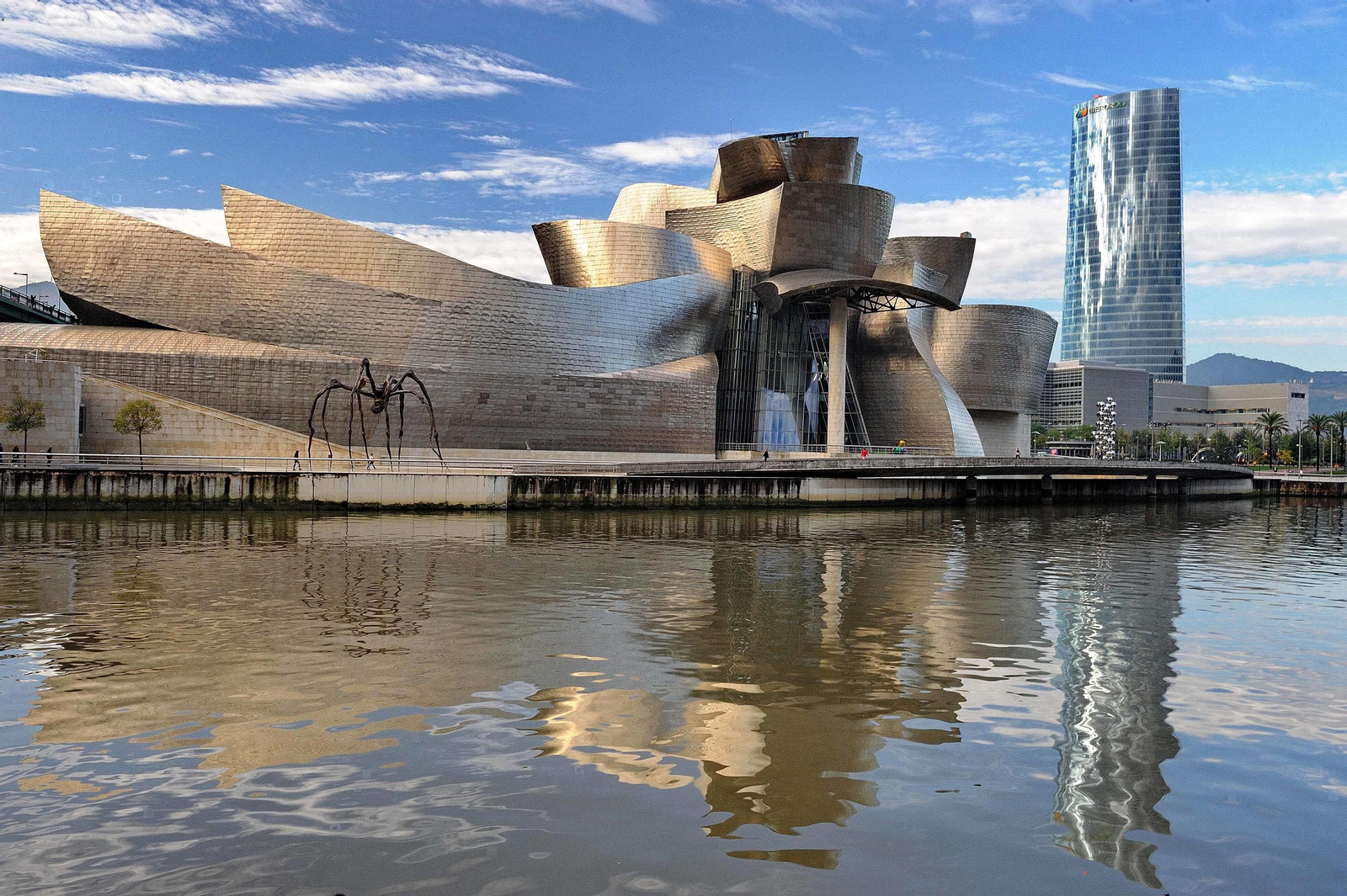 Tras el Guggenheim, la torre que acoge la sede central de Iberdrola, en Bilbao