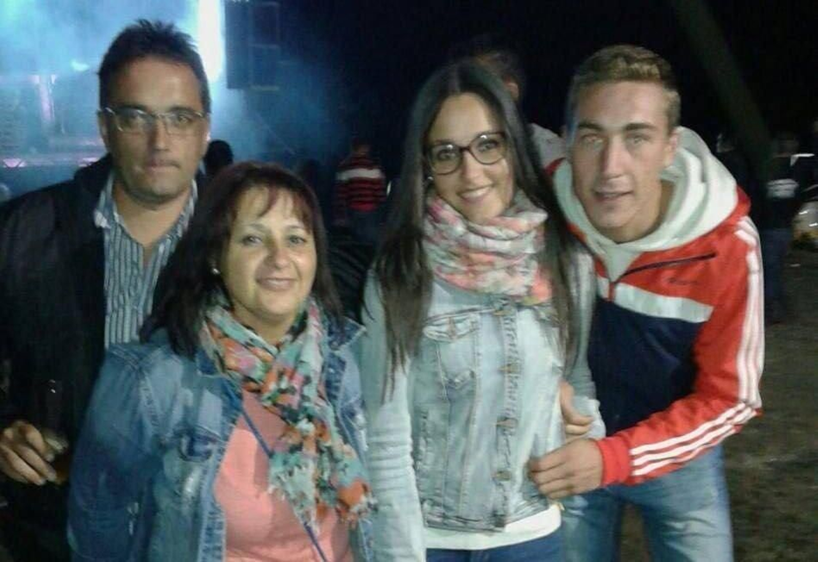 Las dos víctimas (ambos con gafas), junto a otros dos familiares.