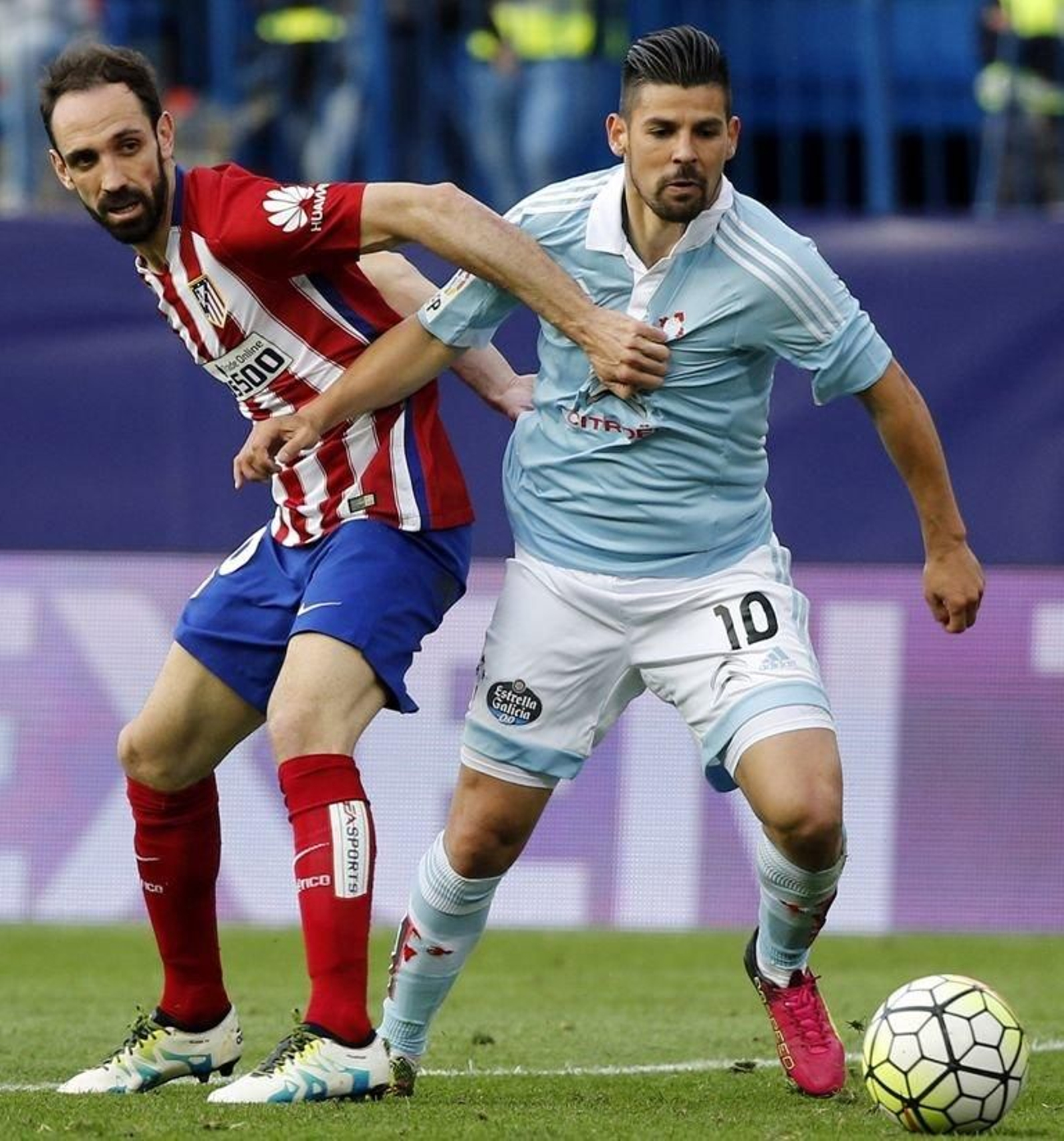 Nolito pugna por un balón en su último partido con el Celta.