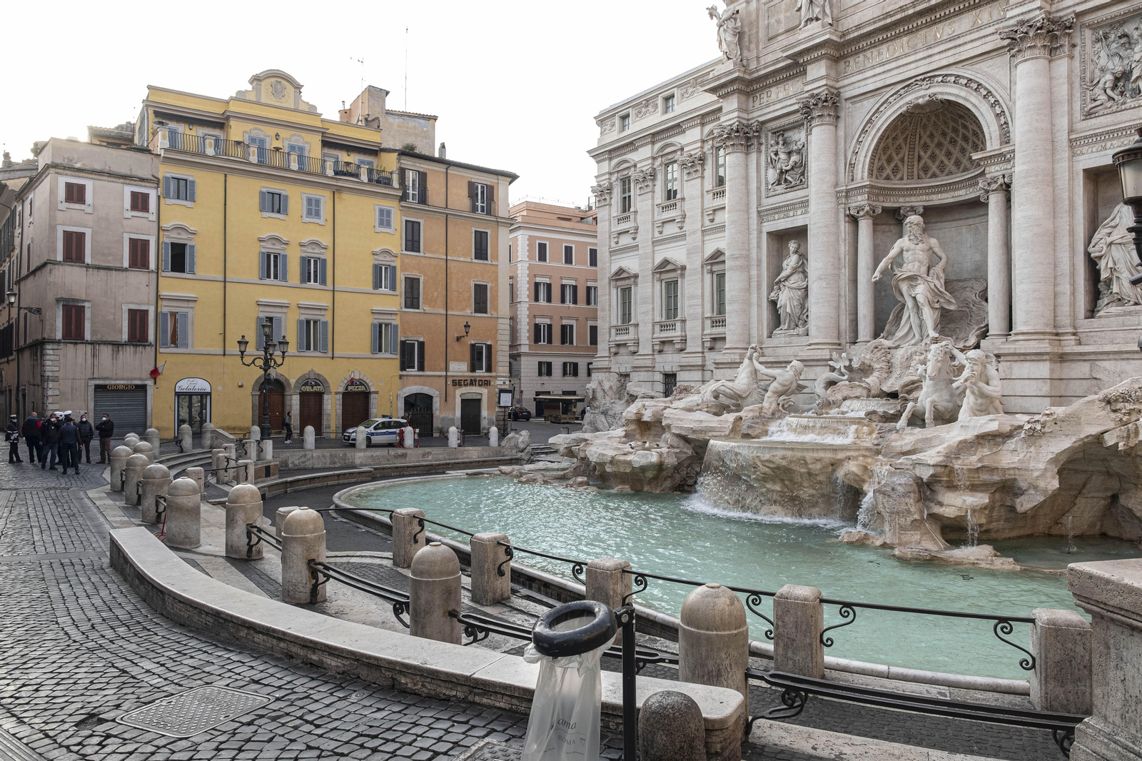 La Fontana de Trevi, completamente vacía de público y turistas.