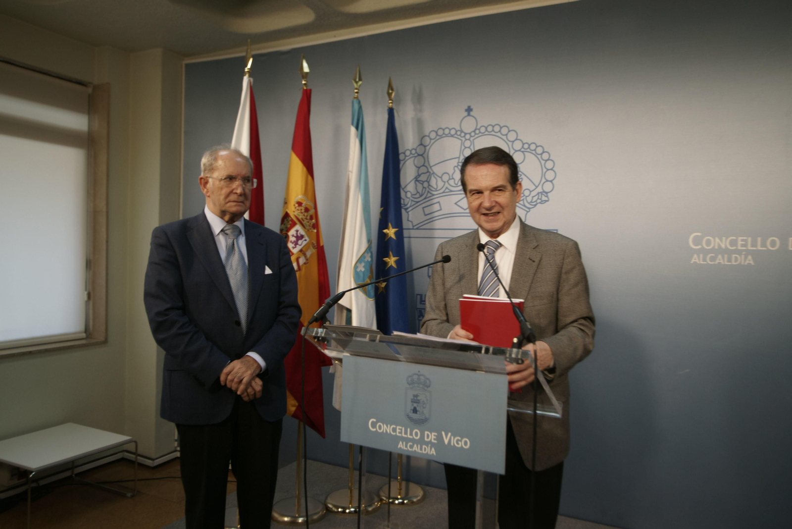 El alcalde acompañó al Valedor do Cidadán, Luis Espada, en la presentación del informe.