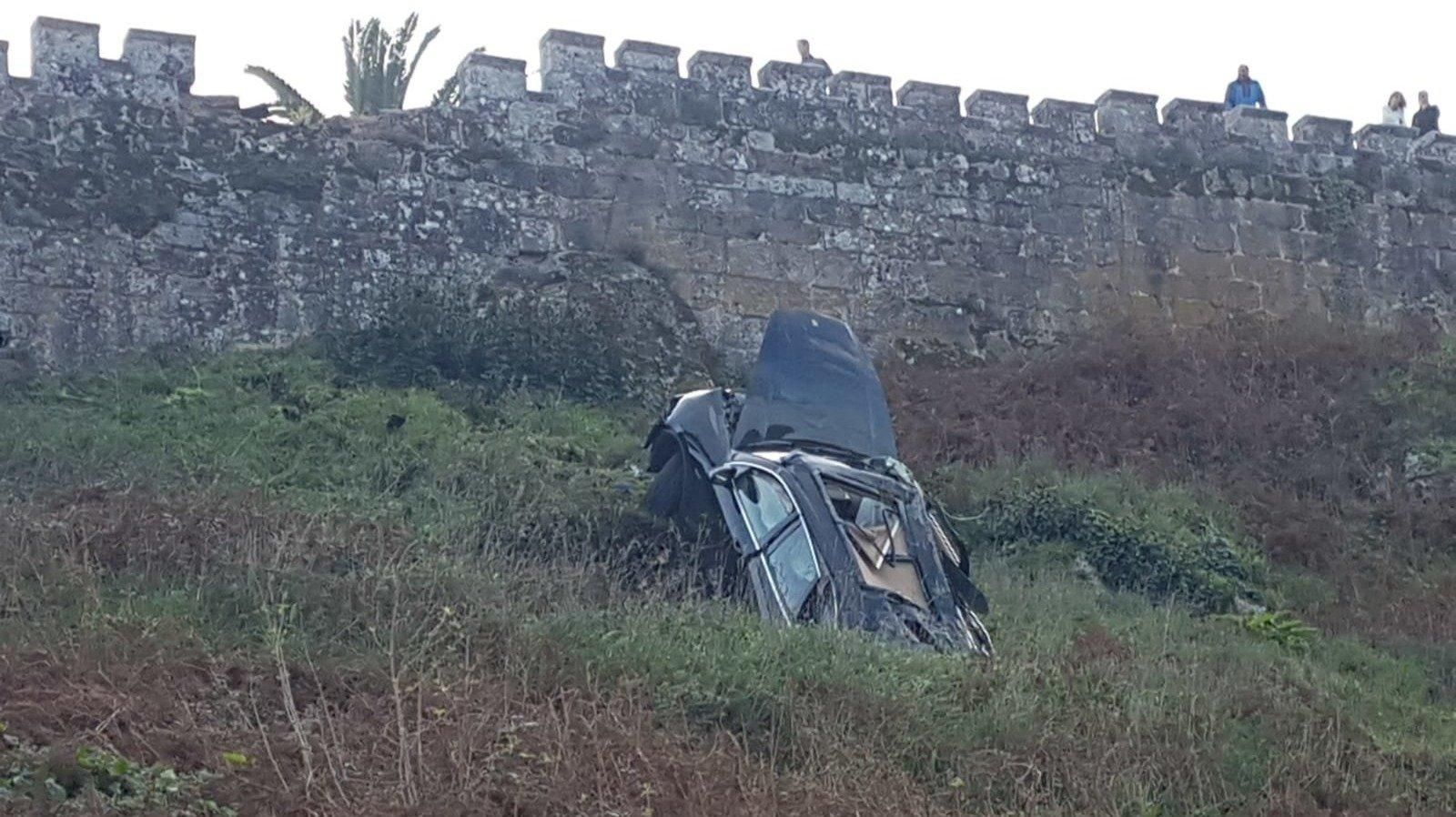 El Porsche Cayenne después de impactar contra el muro de la fortaleza