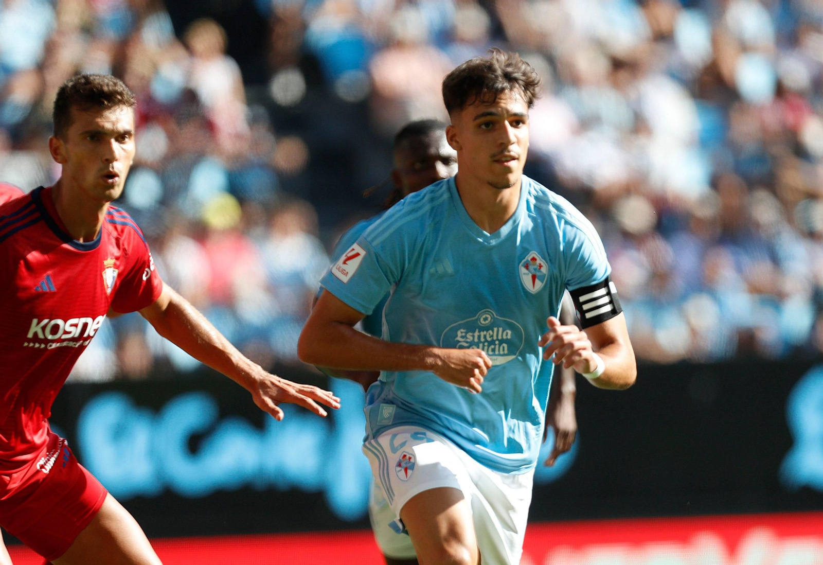 Gabri Veiga sale al terrena de juego en el partido del Celta contra Osasuna en Balaídos.