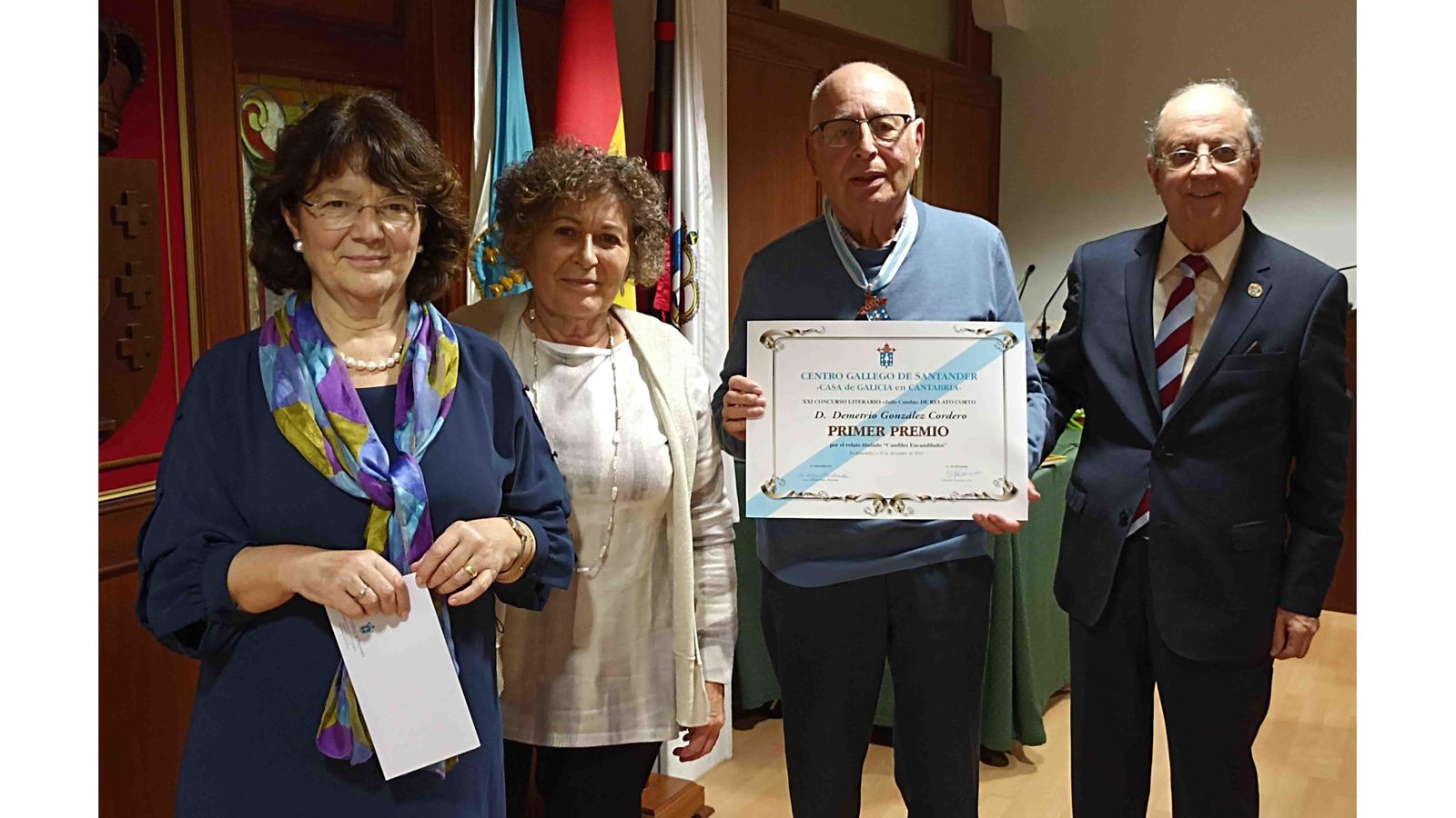 Entrega del primer premio a Demetrio González, acompañado de Carmen Rivas, vicepresidenta 2ª, Delia de los Ángeles Laguillo, presidenta del jurado, y José Antonio Otero presidente del Centro Gallego de Santander  