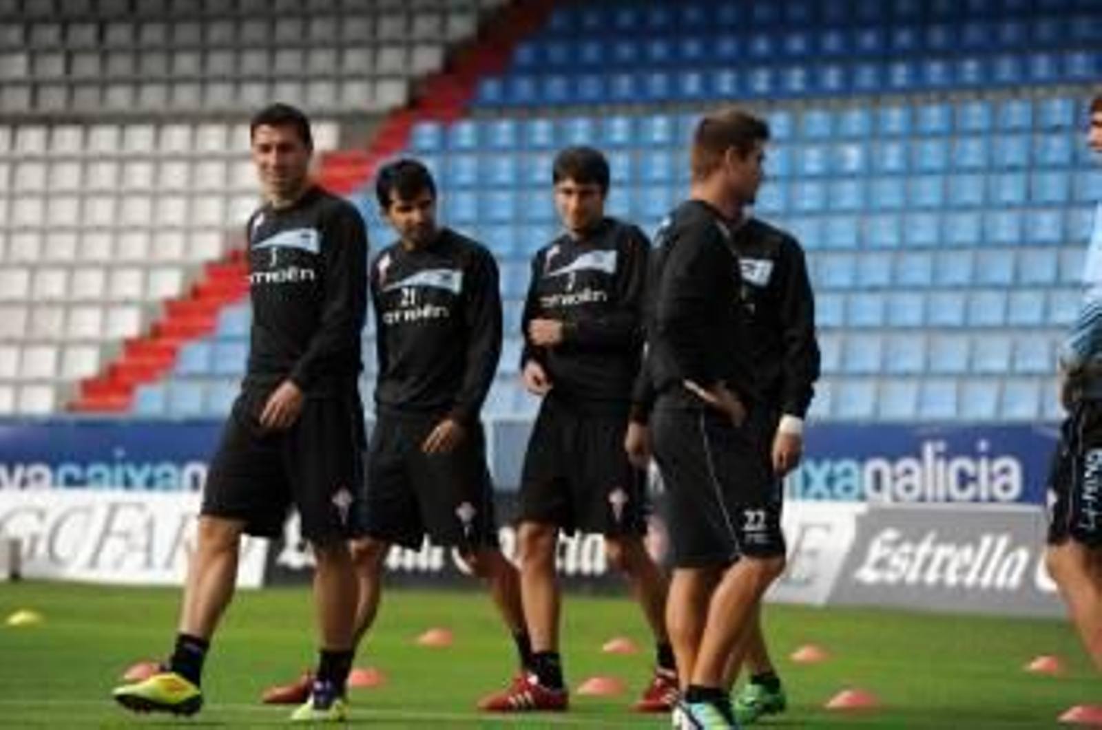 Los jugadores del Celta, ayer durante el entrenamiento previo al partido contra el Elche. (Foto: ATLÁNTICO)