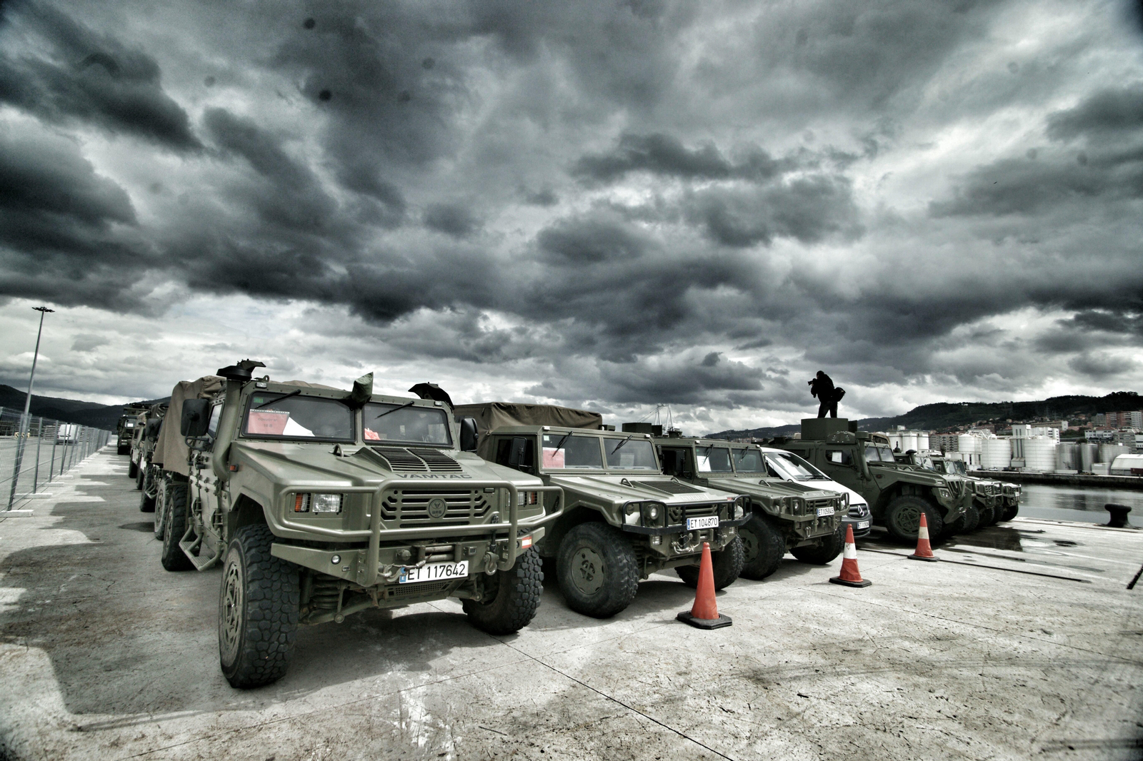 Material militar que comienza a embarcar desde Vigo hacia las maniobras de la OTAN en Polonia, donde participa le Brigada Aerotransportable de Pontevedra. // Vicente Alonso