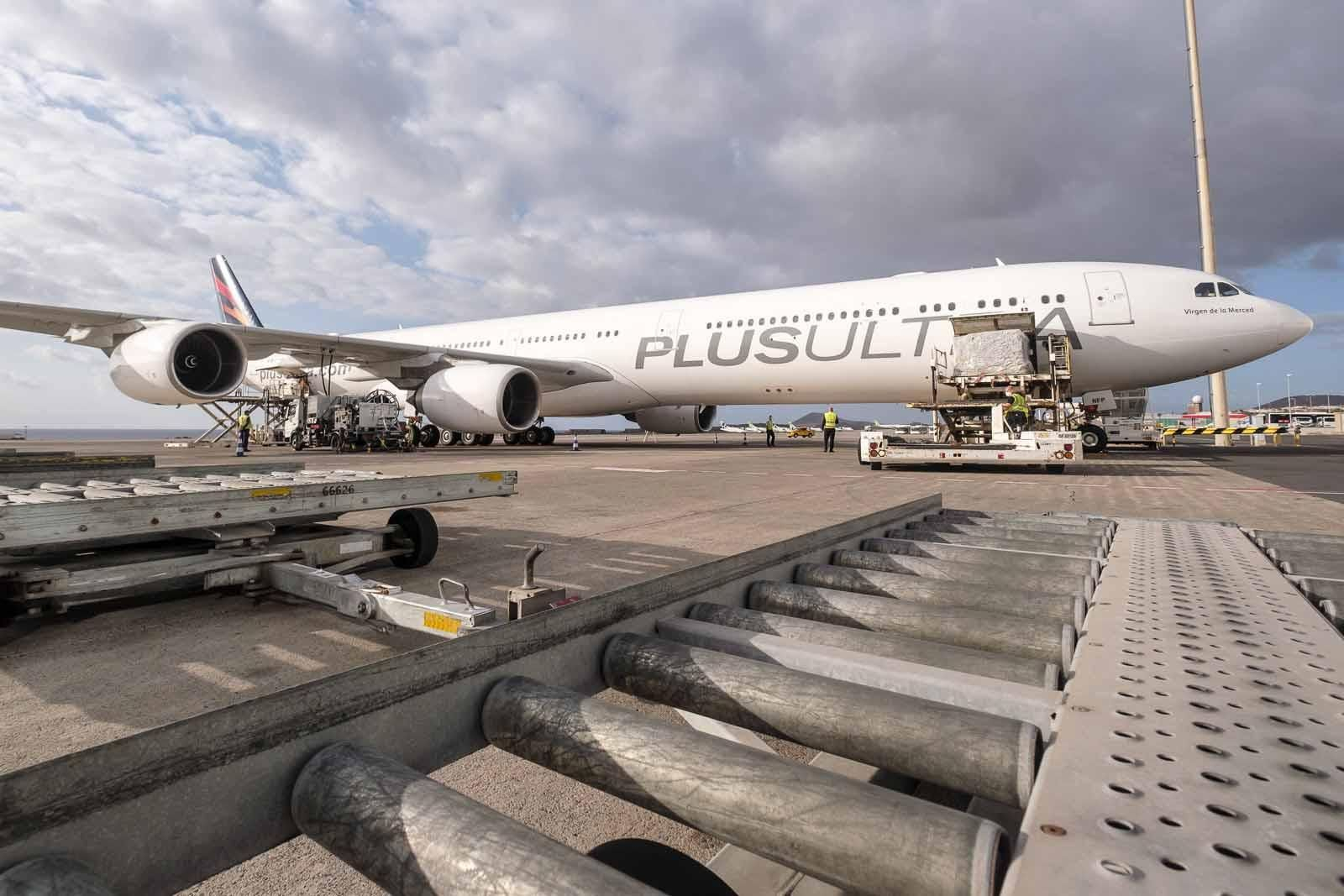 El undécimo cargamento de material sanitario que llegó en vuelo directo desde China. EFE/Ángel Medina G.