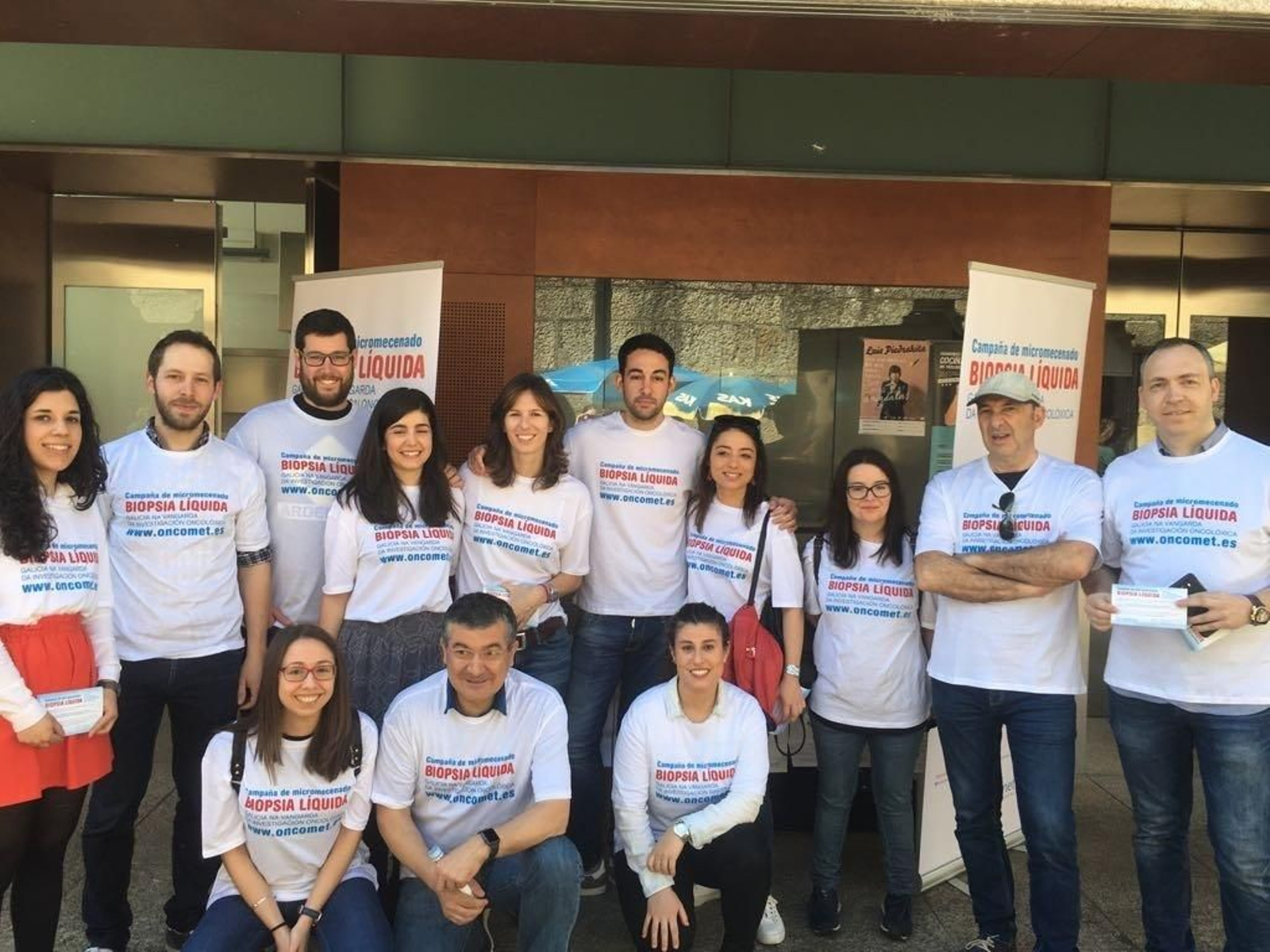 Participantse en la campaña por el micromecenazgo de la biopsia líquida en la Praza de Abastos de Santiago.