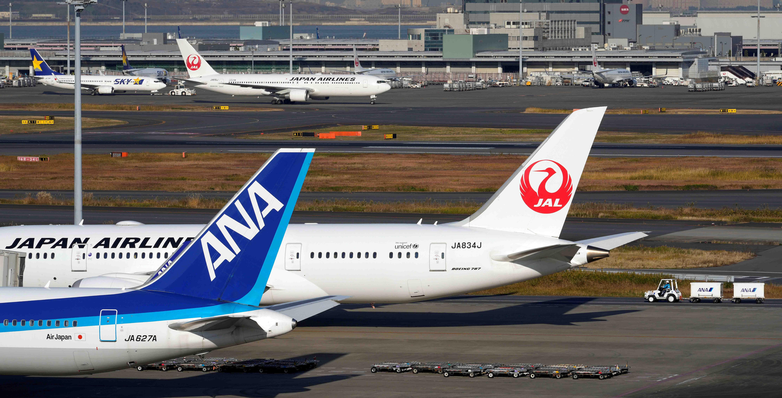 Foto de Archivo. Aviones estacionados en el Haneda International Airport en Tokyo, Japón. EFE/EPA/FRANCK ROBICHON