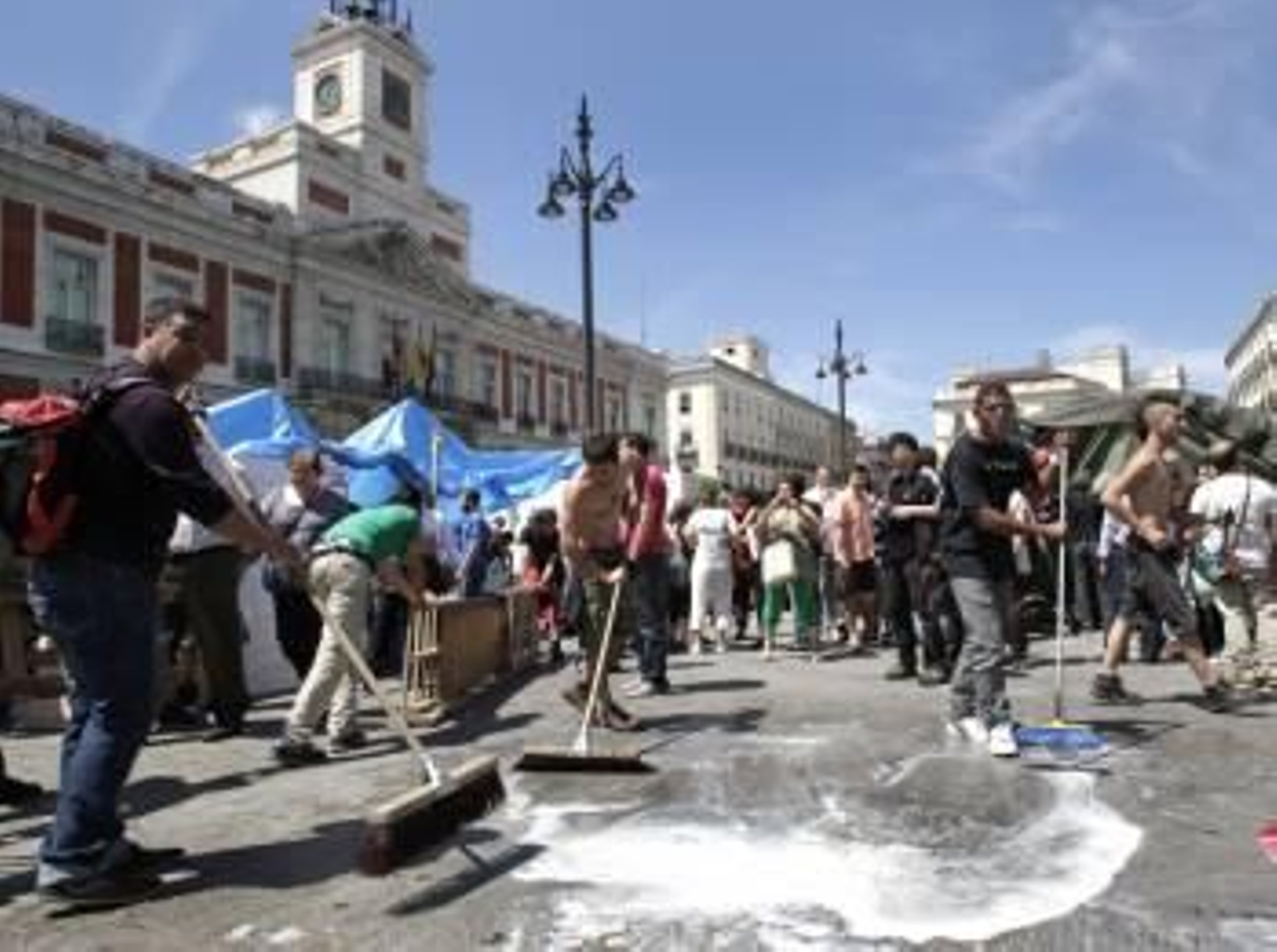 Tareas de limpieza en la zona de los acampados de Sol. (Foto: BARRENECHEA)