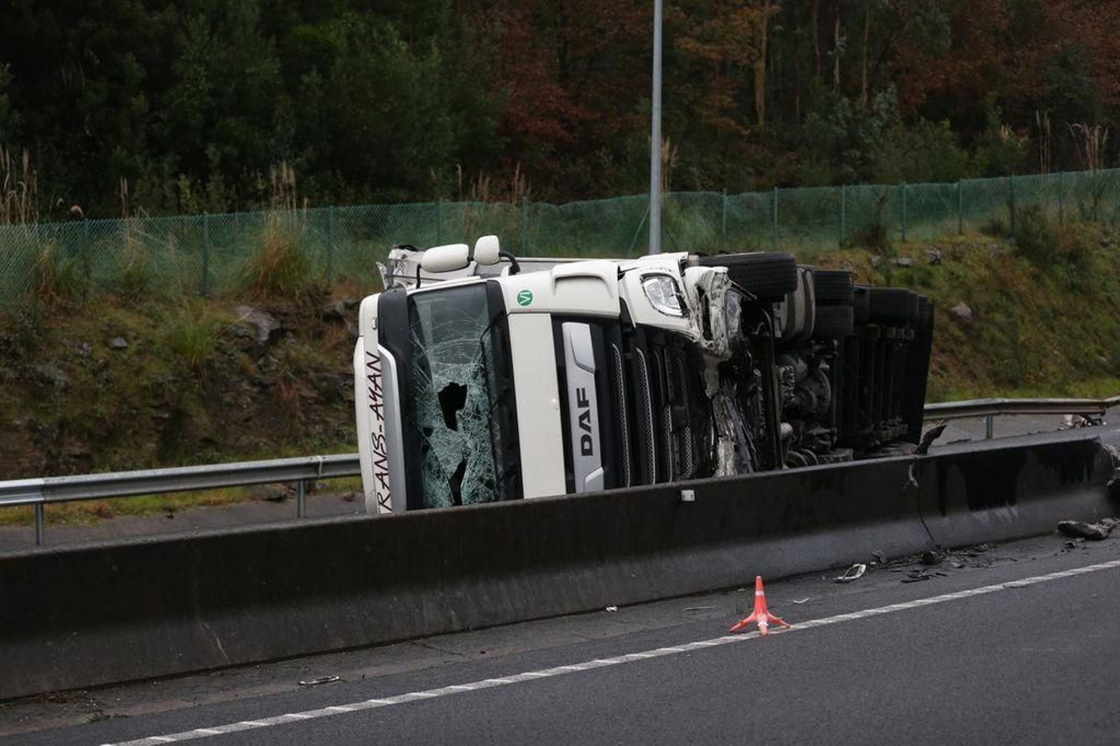 Cortado un carril de la AP-9 en Vigo después de volcar un camión en los túneles de A Madroa 15