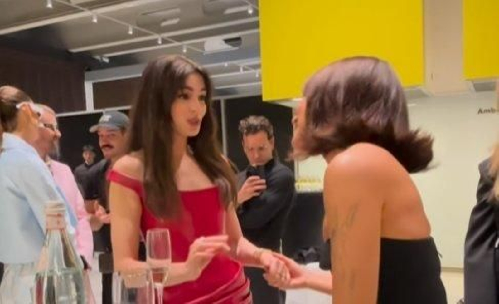 Anne Hathaway y Aitana en su encuentro. // Instagram