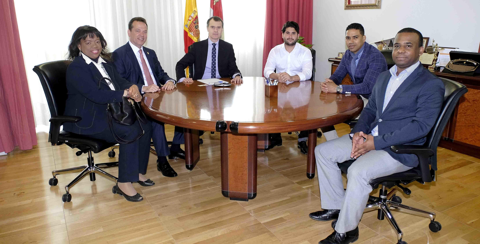 El secretario general de Presidencia de la Junta de Castilla y León, se reúne con Bisonó Haza, diputado nacional de la República Dominicana