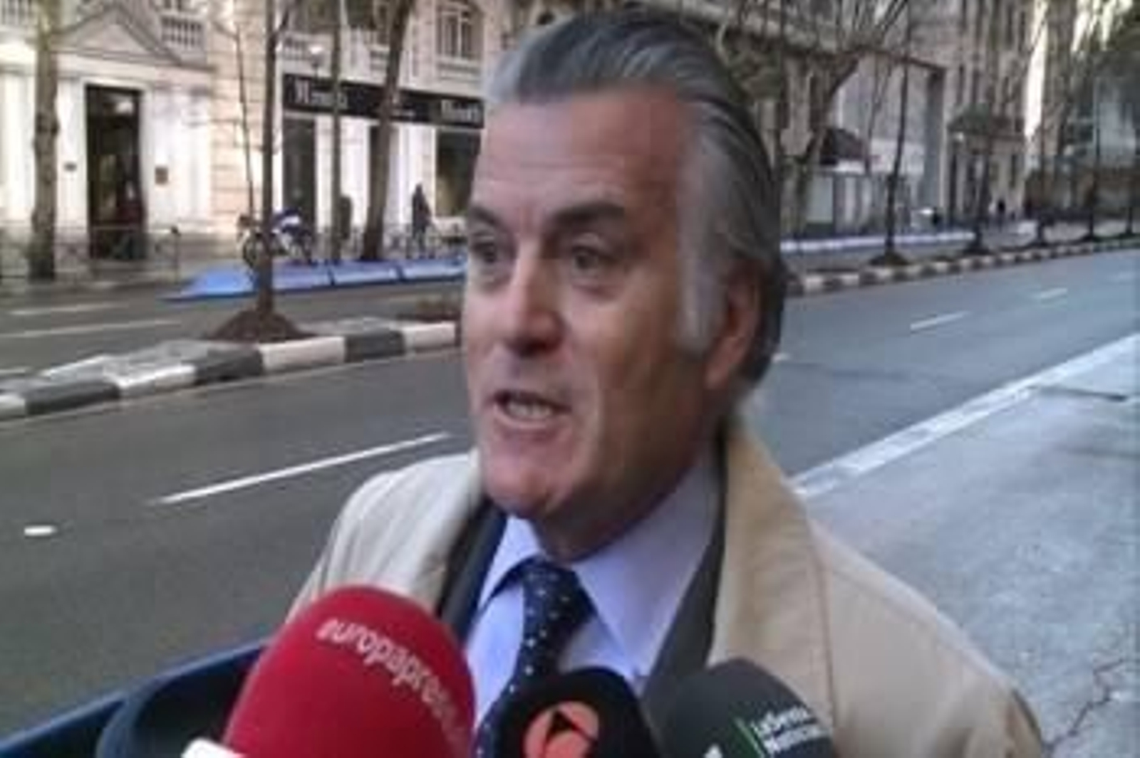 El extesorero del PP, Luis Bárcenas, a la salida de su domicilio madrileño. (Foto: EUROPA PRESS)