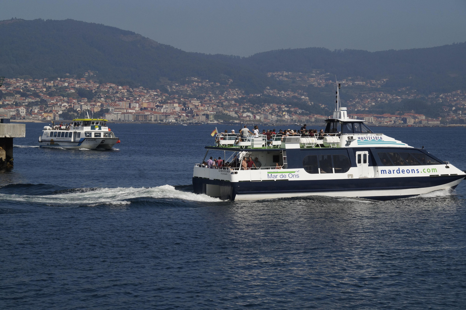 Buques entrando y saliendo del puerto de Vigo de las navieras Mar de Ons y Nabia, que recibieron ayudas del Igape en el año 2012 y 2017.