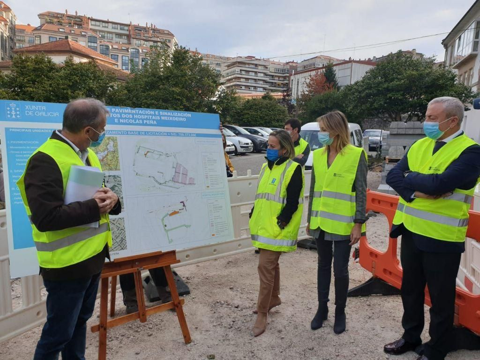 La conselleira, Ethel Vázquez, con la delegada de la Xunta y el gerente del área viguesa.