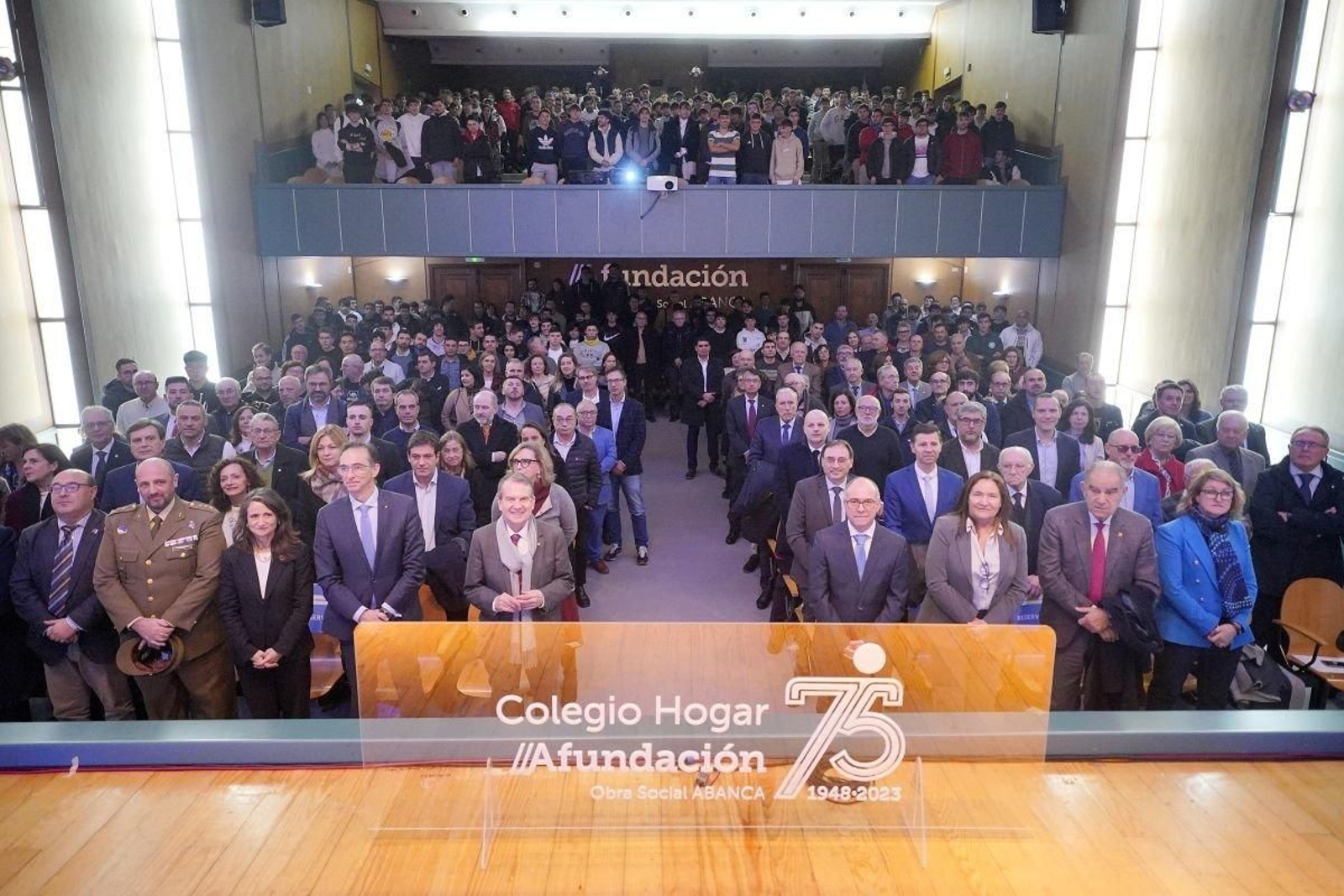 Foto de familia de los asistentes a la gala de celebración del 75 aniversario del Colegio Hogar ayer.