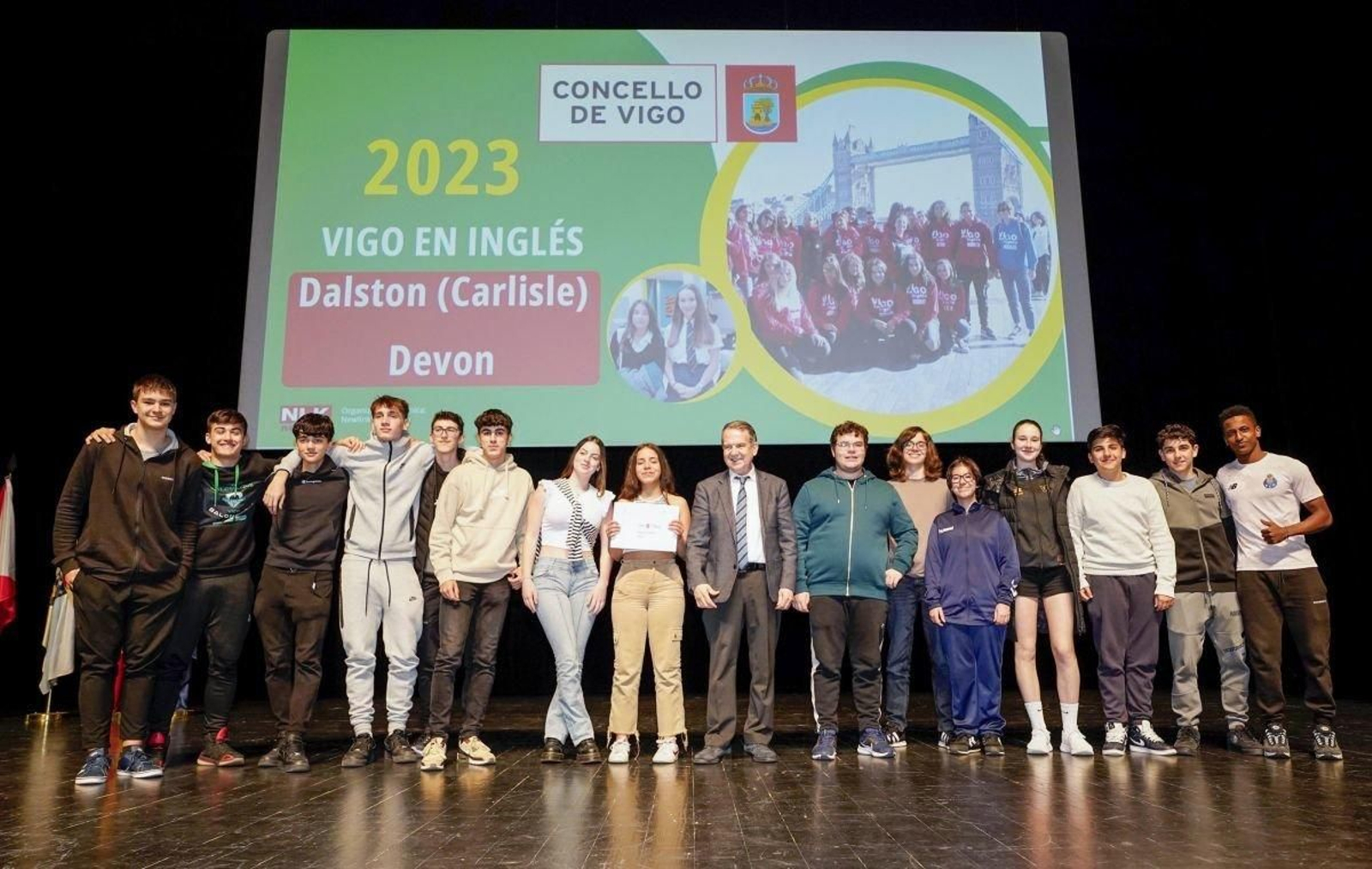 Caballero encabezó la entrega de diplomas de los becados.