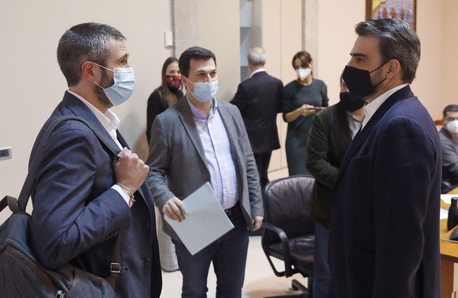 Alberto Varela conversa con Diego Calvo en presencia de Gonzalo Caballero.