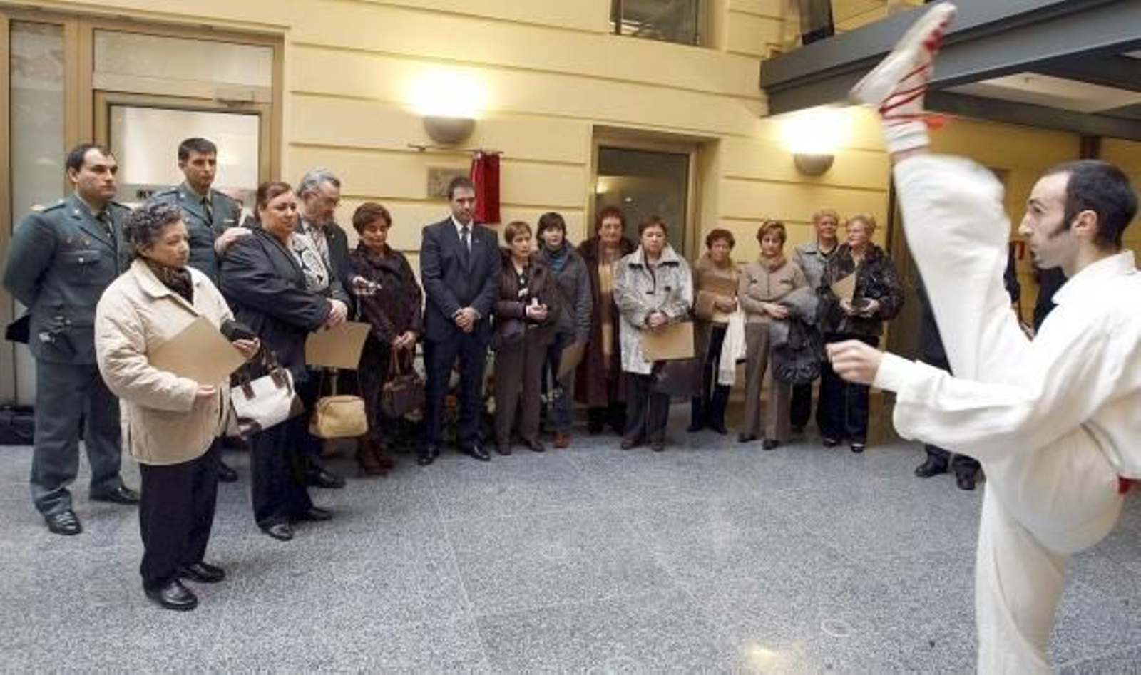Los participantes observan a un dantxari al inicio del acto.